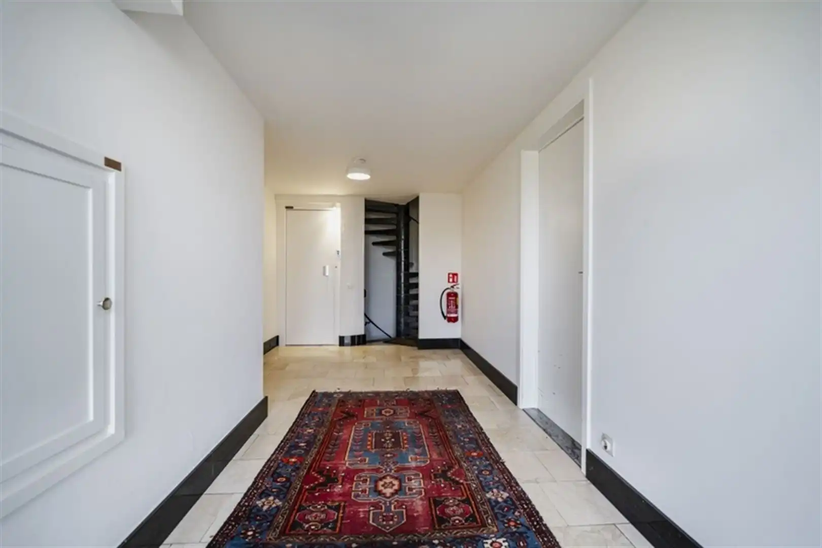 Hoekappartement met 2 slaapkamers en lift in het centrum foto 2