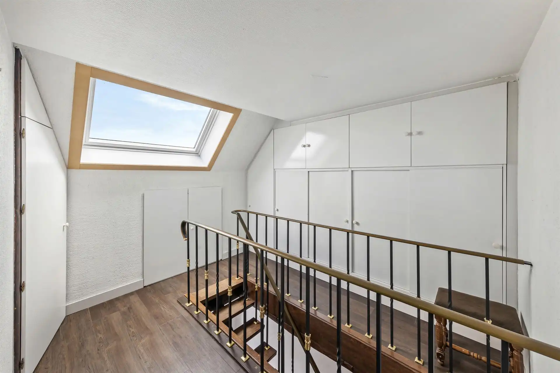 TOPGELEGEN commercieel handelspand met appartement. foto 17