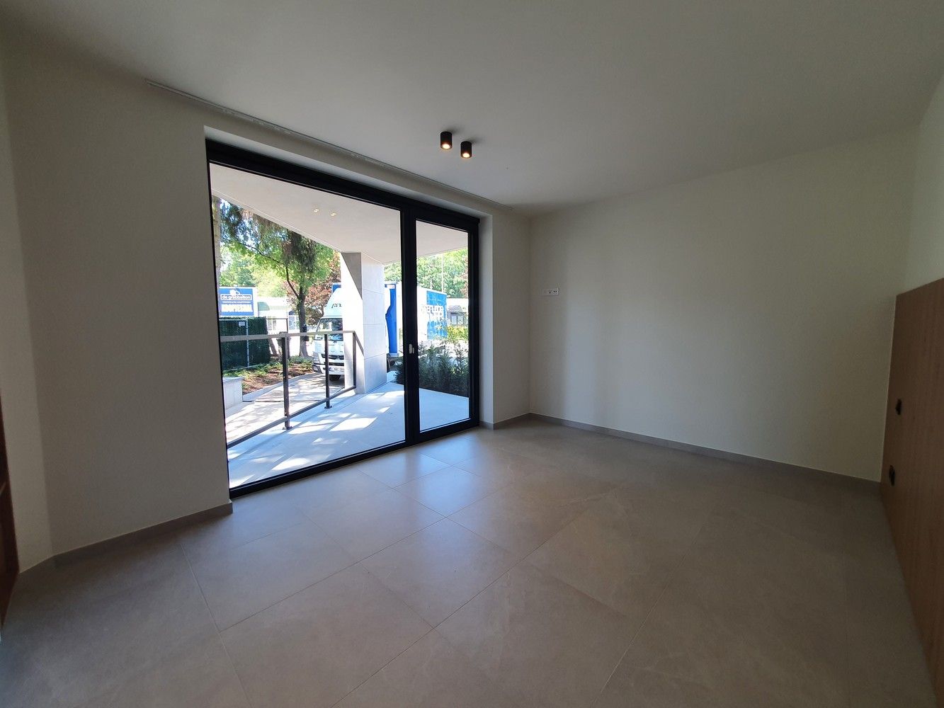 Luxueus nieuwbouwapp met 2 ruime slks en 2 prachtige terrassen (waarvan één met tuin), staanplaats en berging. foto 13