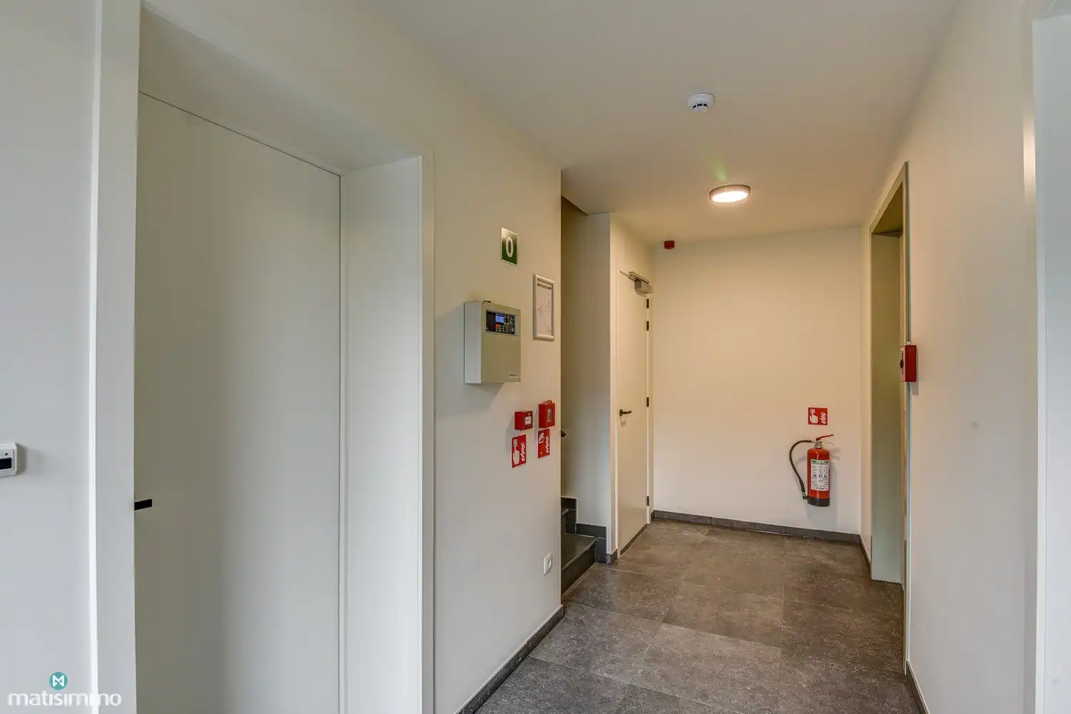 RUIM NIEUWBOUW APPARTEMENT MET 2 SLAAPKAMERS, TERRAS, GARAGE, AUTOSTAANPLAATS EN KELDERBERGING TE BEVERST foto 4