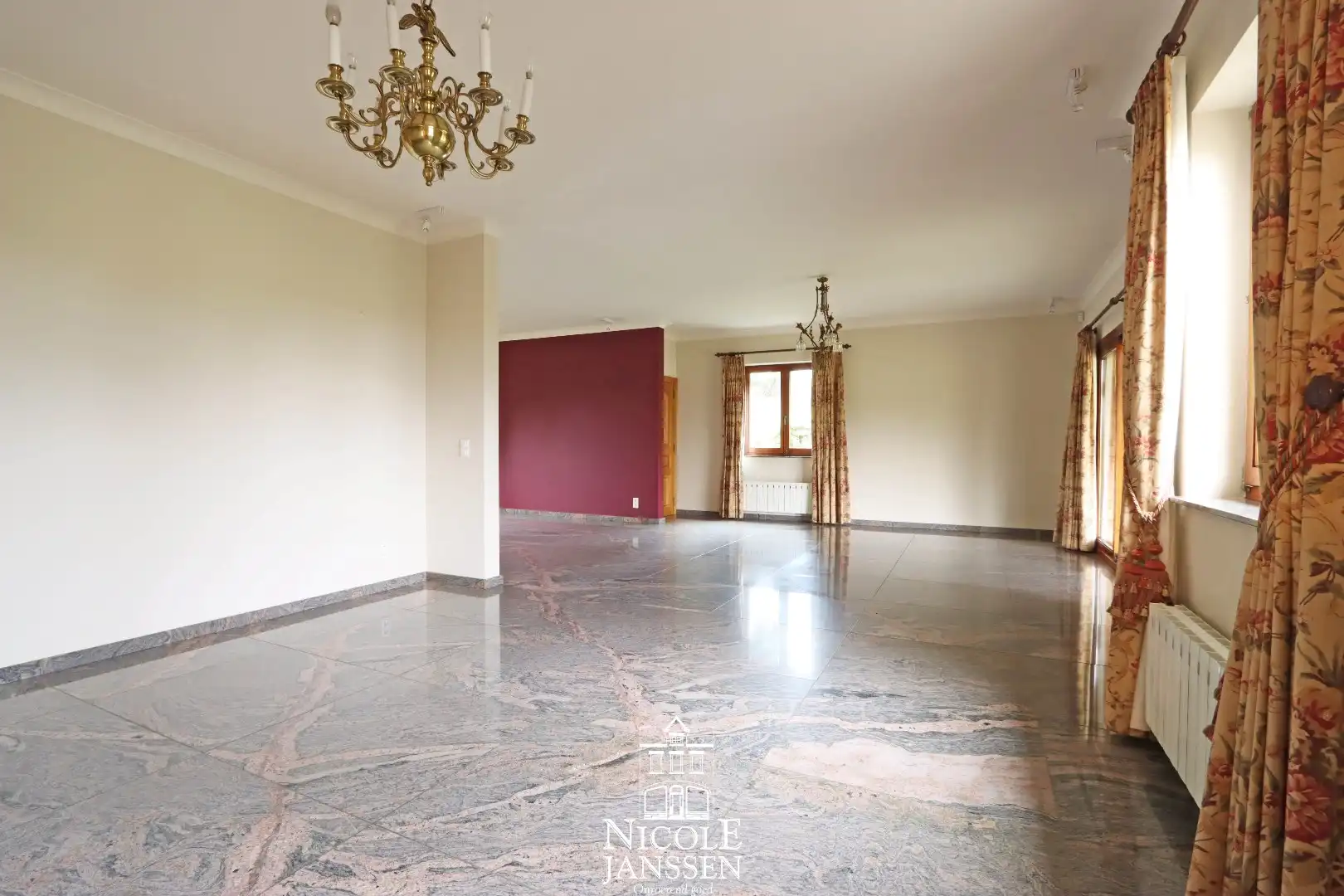 Ruim ingedeelde villa met 7 slaapkamers, dubbele garage en volledig omheinde tuin  foto 8