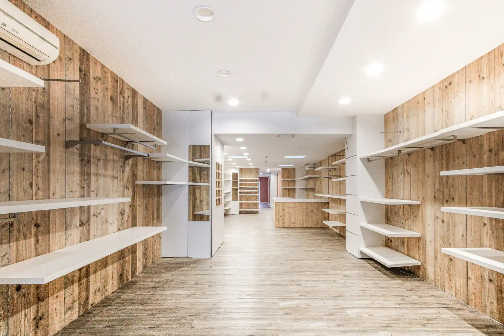 Lippenslaan 317 Handelspand te huur 113 m² foto {{pictureIndex}}