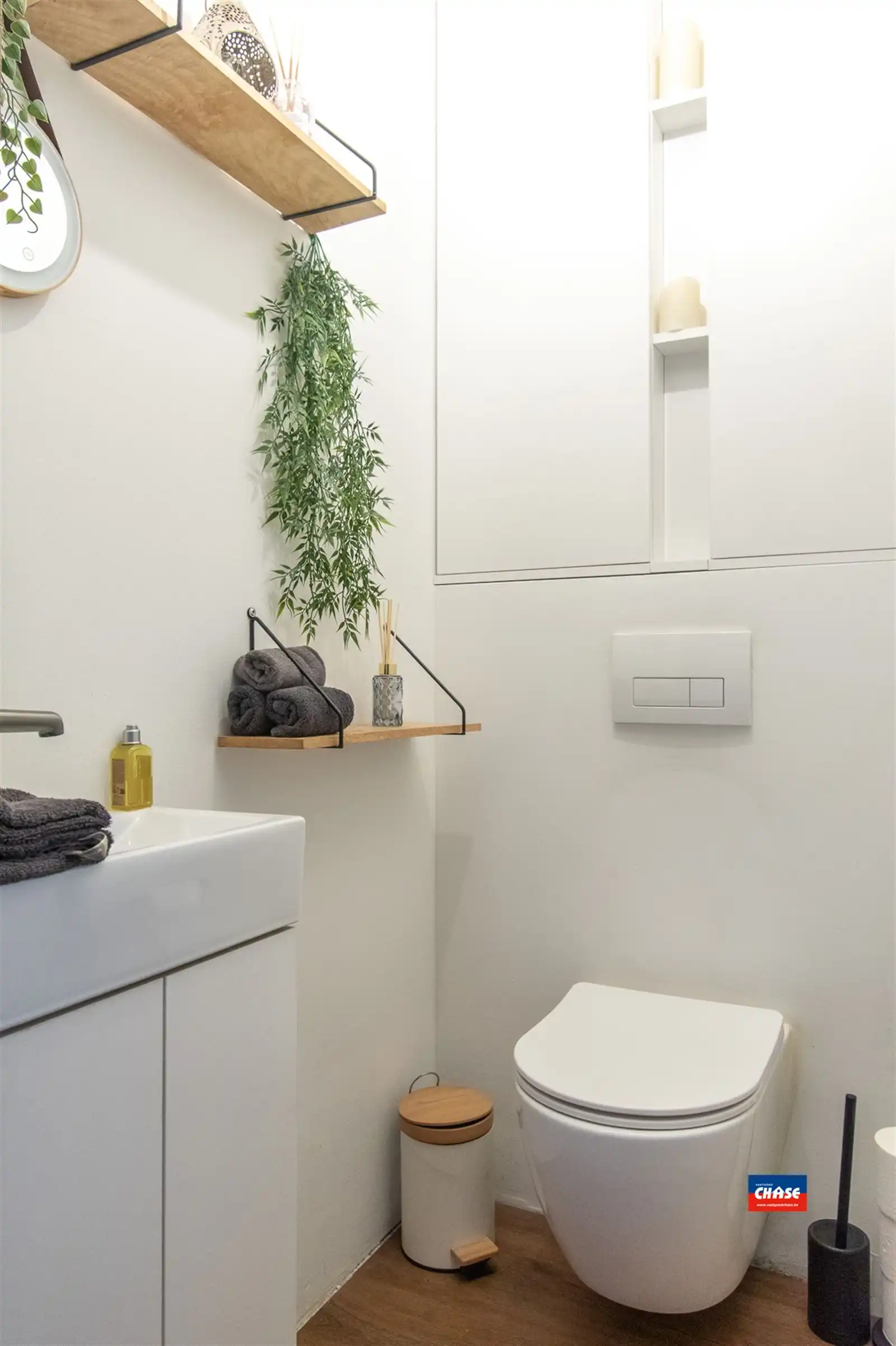 Bel-étage met 4 slaapkamers, 2 badkamers, kantoorruimte, garage en tuin. foto 13