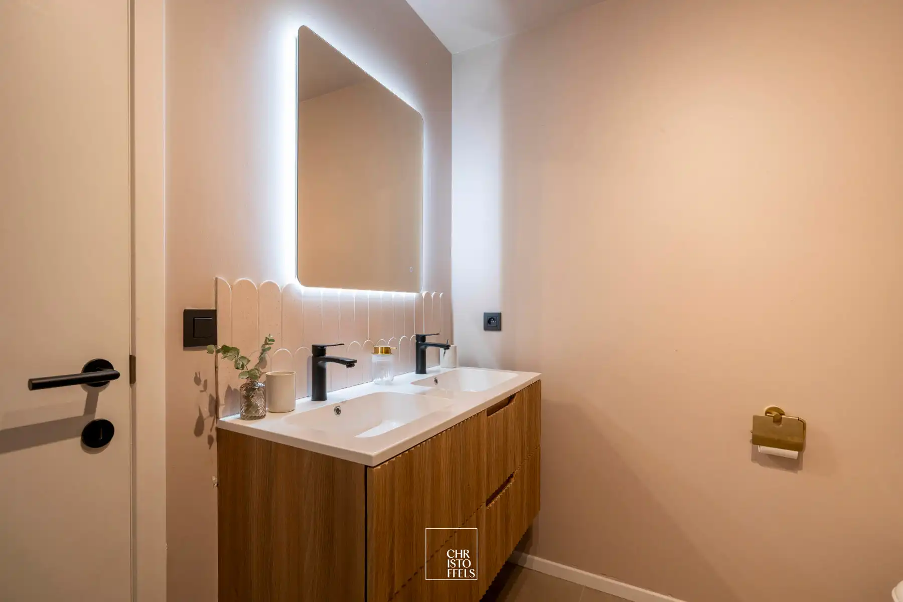 Stijlvol gerenoveerd 2-slaapkamerappartement (101m²) met garagebox in Lanaken!  foto 8