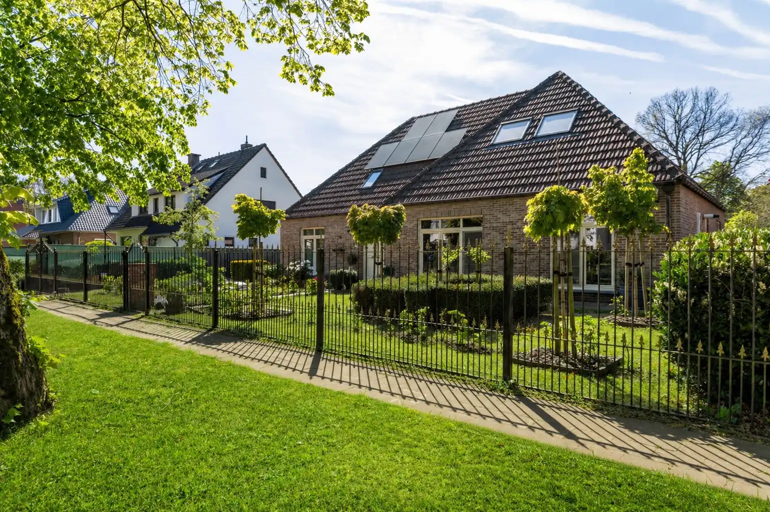 Verrassend ruime woning met zuidwest tuin op topligging! foto {{pictureIndex}}