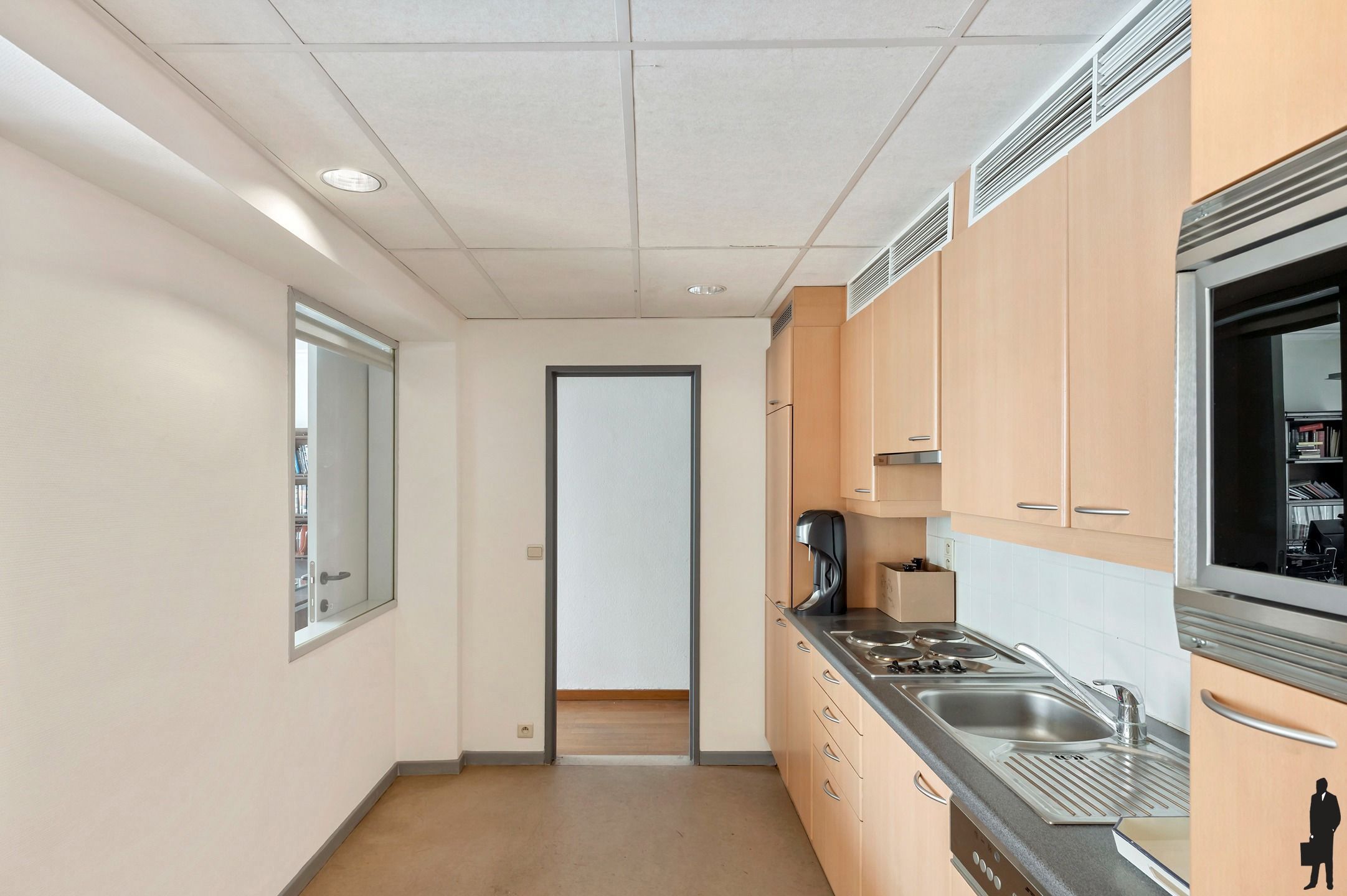 Goed onderhouden dokterspraktijk met 3 studio’s en 14 staanplaatsen foto 26