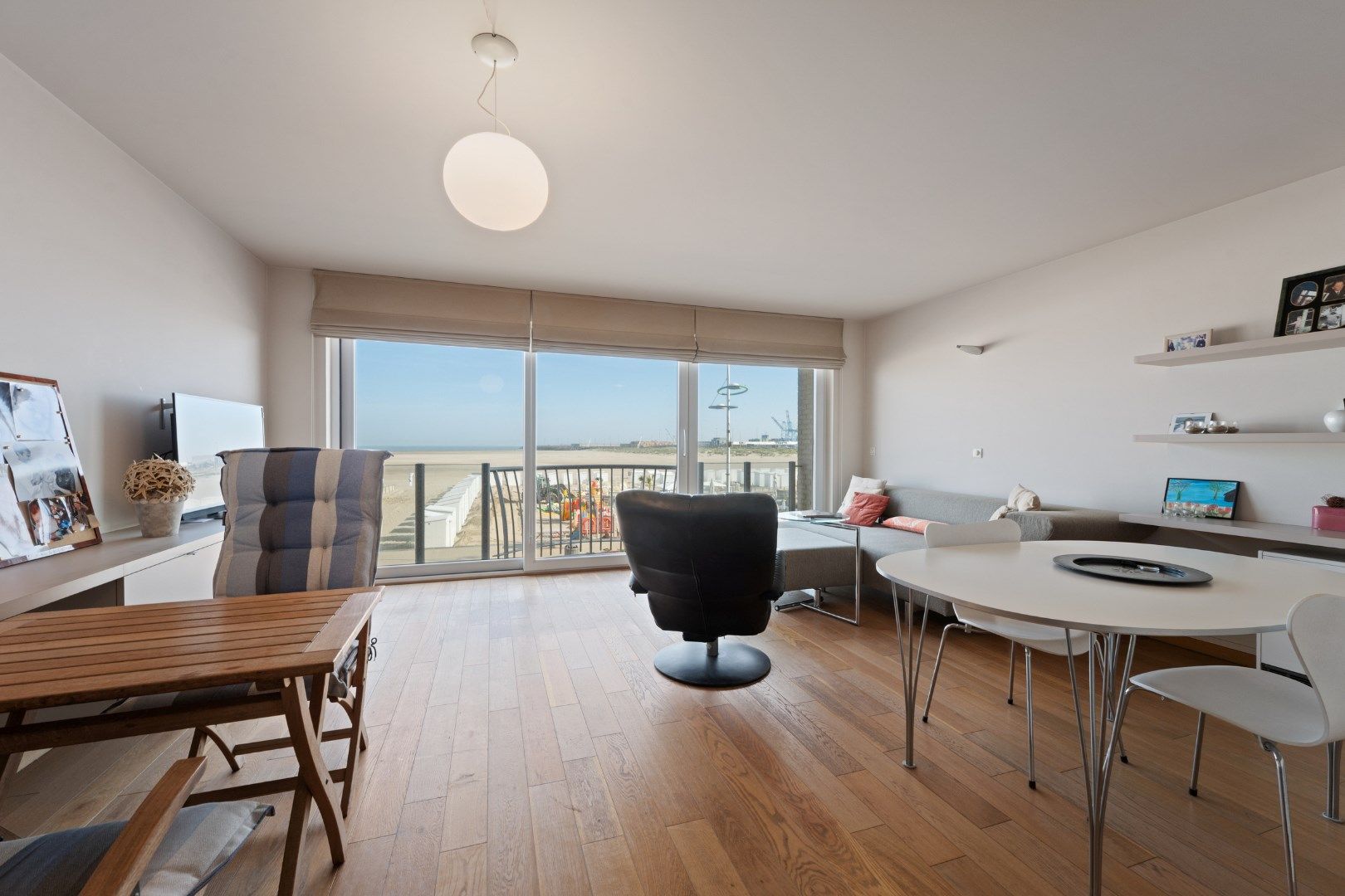 stijlvol gerenoveerd appartement met 2 slaapkamer foto {{pictureIndex}}