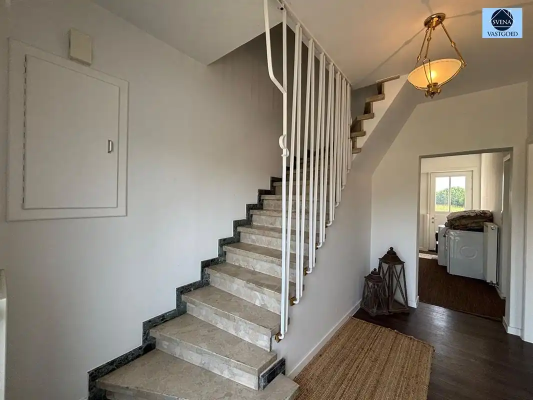 VERNIEUWDE WONING MET 4 SLAAPKAMERS EN TUIN foto 2