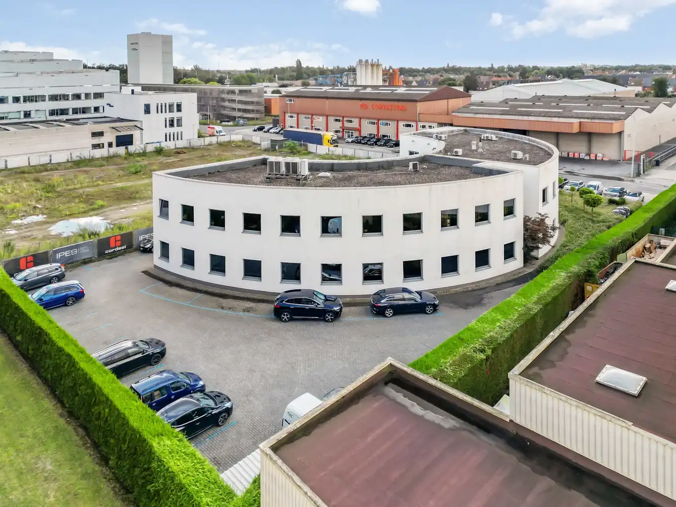 Ruim en strategisch gelegen kantoorgebouw in Zwijnaarde (Gent) foto 4