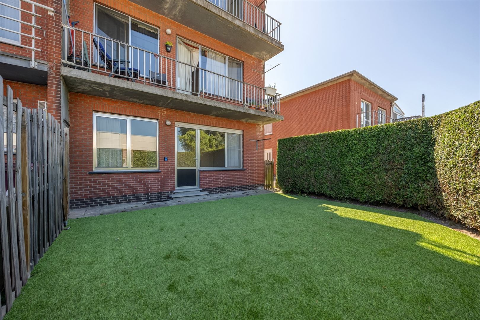 Halfopen gelijkvloers appartement met garage foto 14