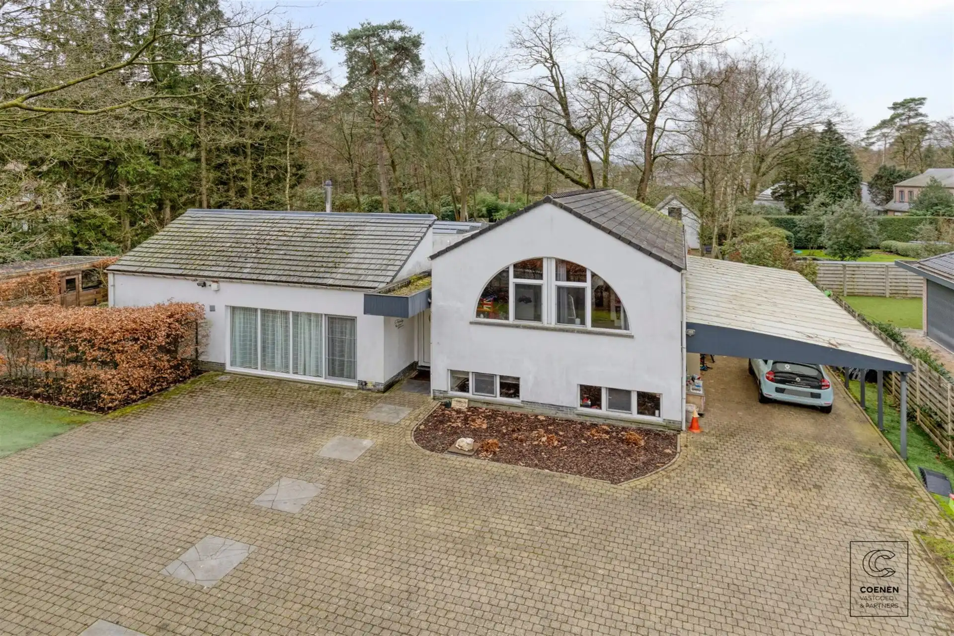 Lichtrijke en ruime villa van 338 m² met ingebouwd zwembad! foto 2