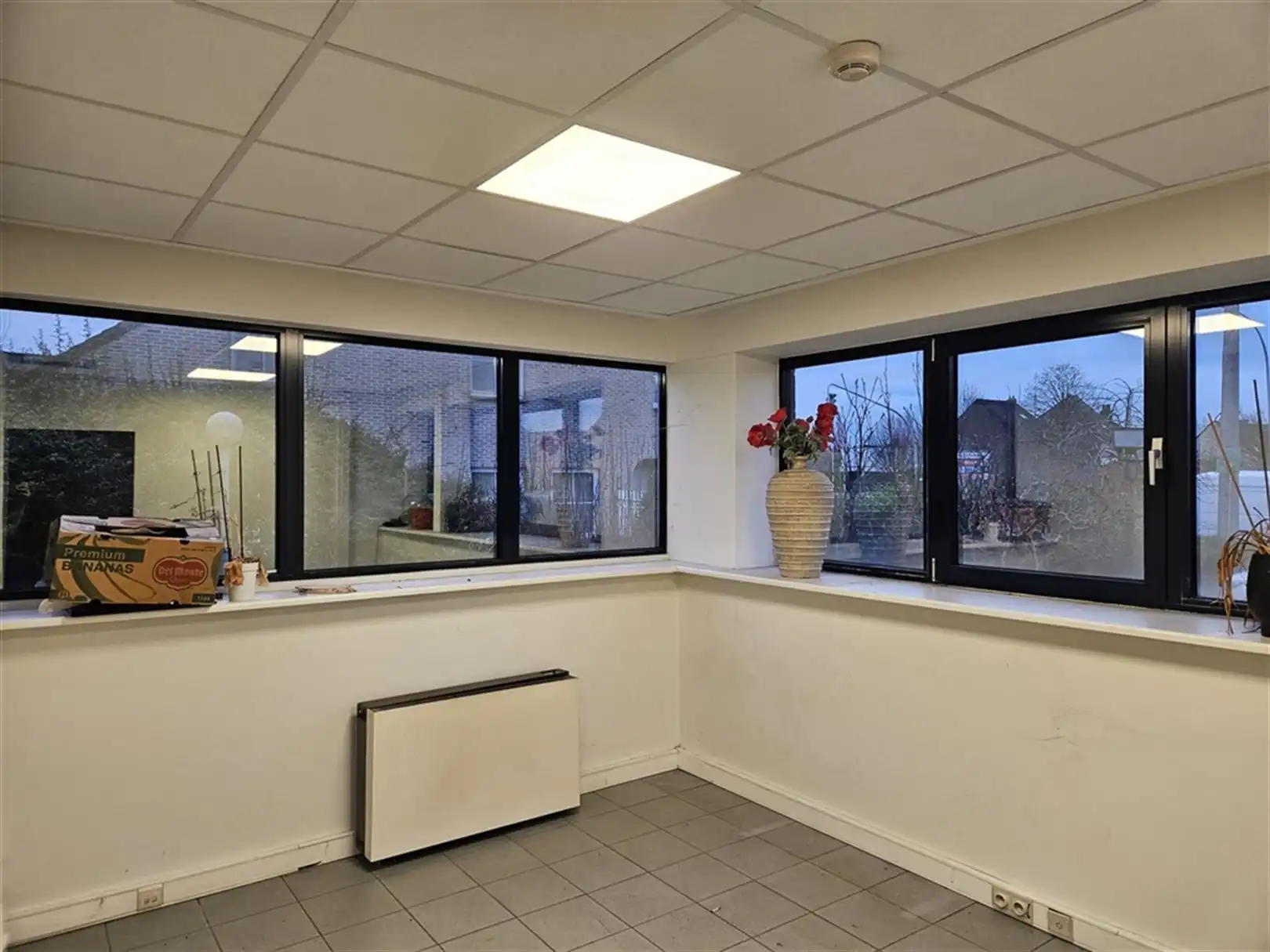 Magazijn met laad- en loskades en kantoren foto 9