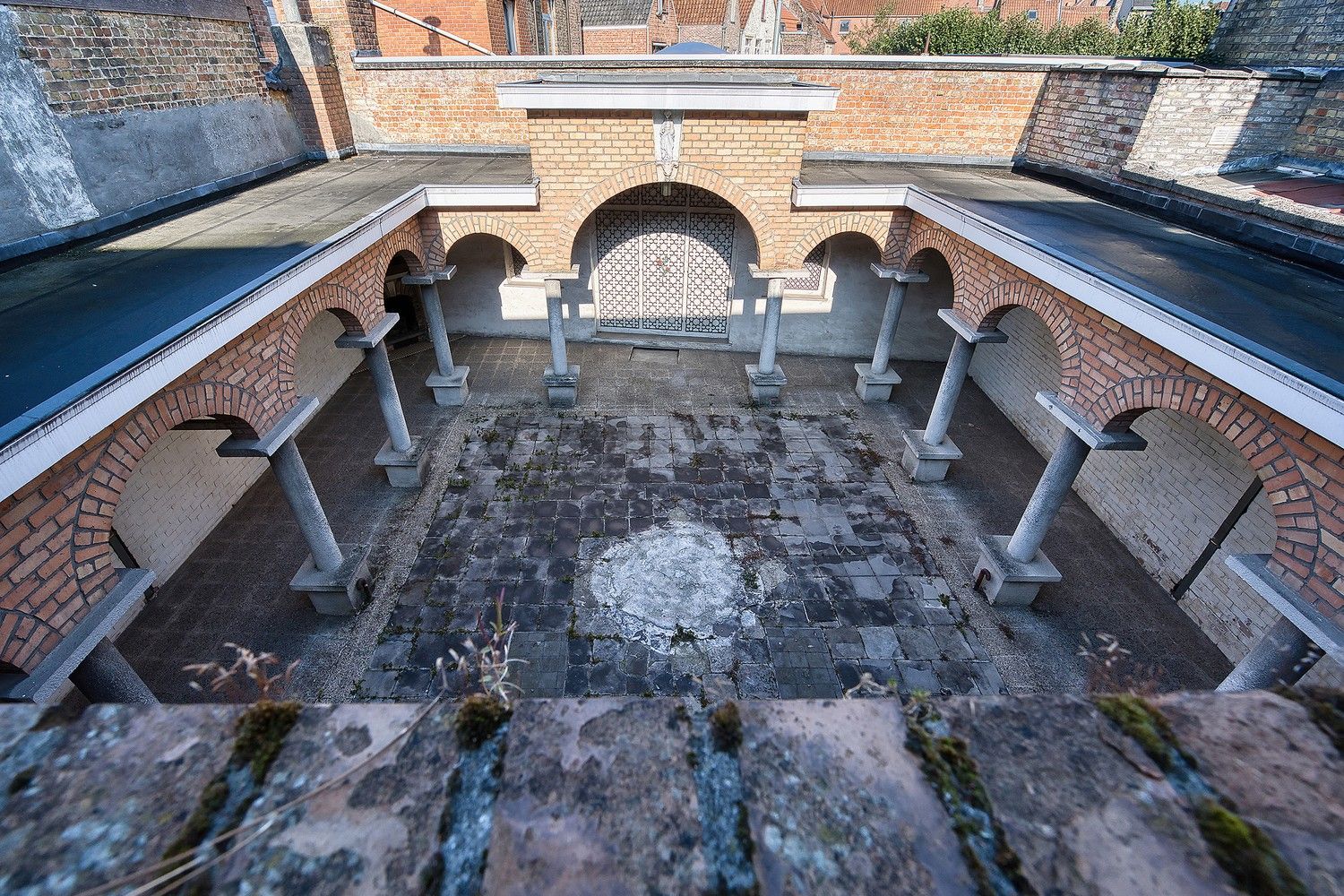 Hartje Brugge  TOP  TOERISTISCHE LIGGING , in de GOUDEN DRIEHOEK, Uitzonderlijk HANDELSPAND ( gevelbreedte 11 meter)                          LICHTRIJKE WINKELRUIMTE ,uitgevend op  Exclusieve STADSPATIO met overdekte rondgang van 105m²+ GARAGE van 30 m² UNIEK  IN BRUGGE op dergelijke ligging ! ERBOVEN lichtrijk ruim APPARTEMENT met zonneterras, foto 18