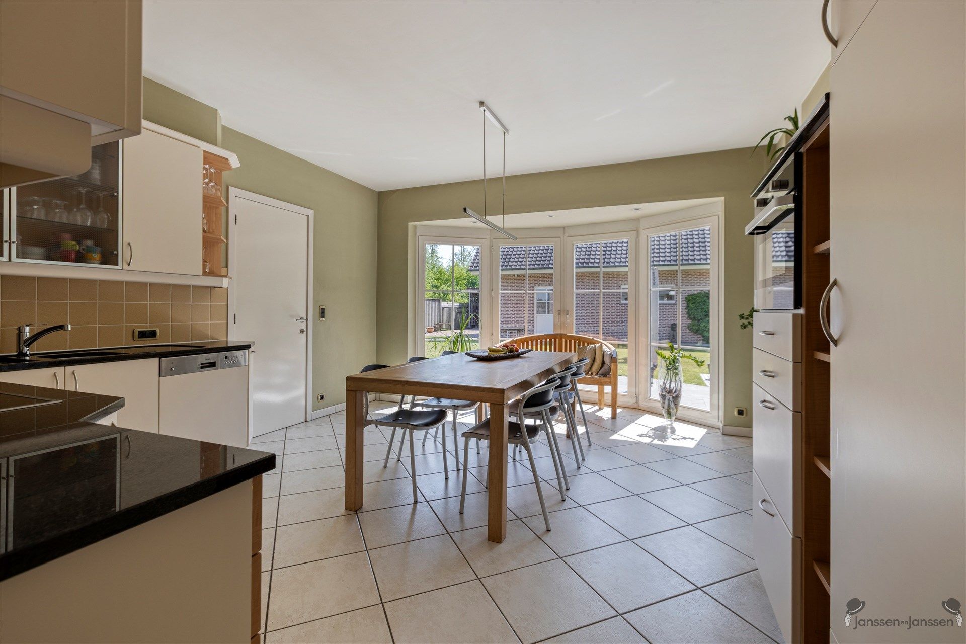 Woning met grote werkplaats  foto 7