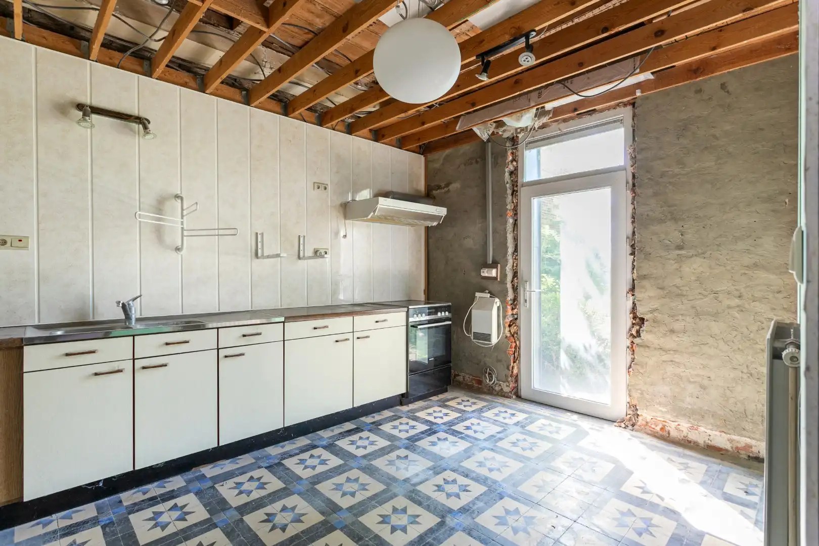 Te renoveren eigendom (317 m²) met veel potentieel, ruime tuin (6a 42ca) en dubbele achterliggende carport met toegang tot de achterliggende straat in Kester foto 10