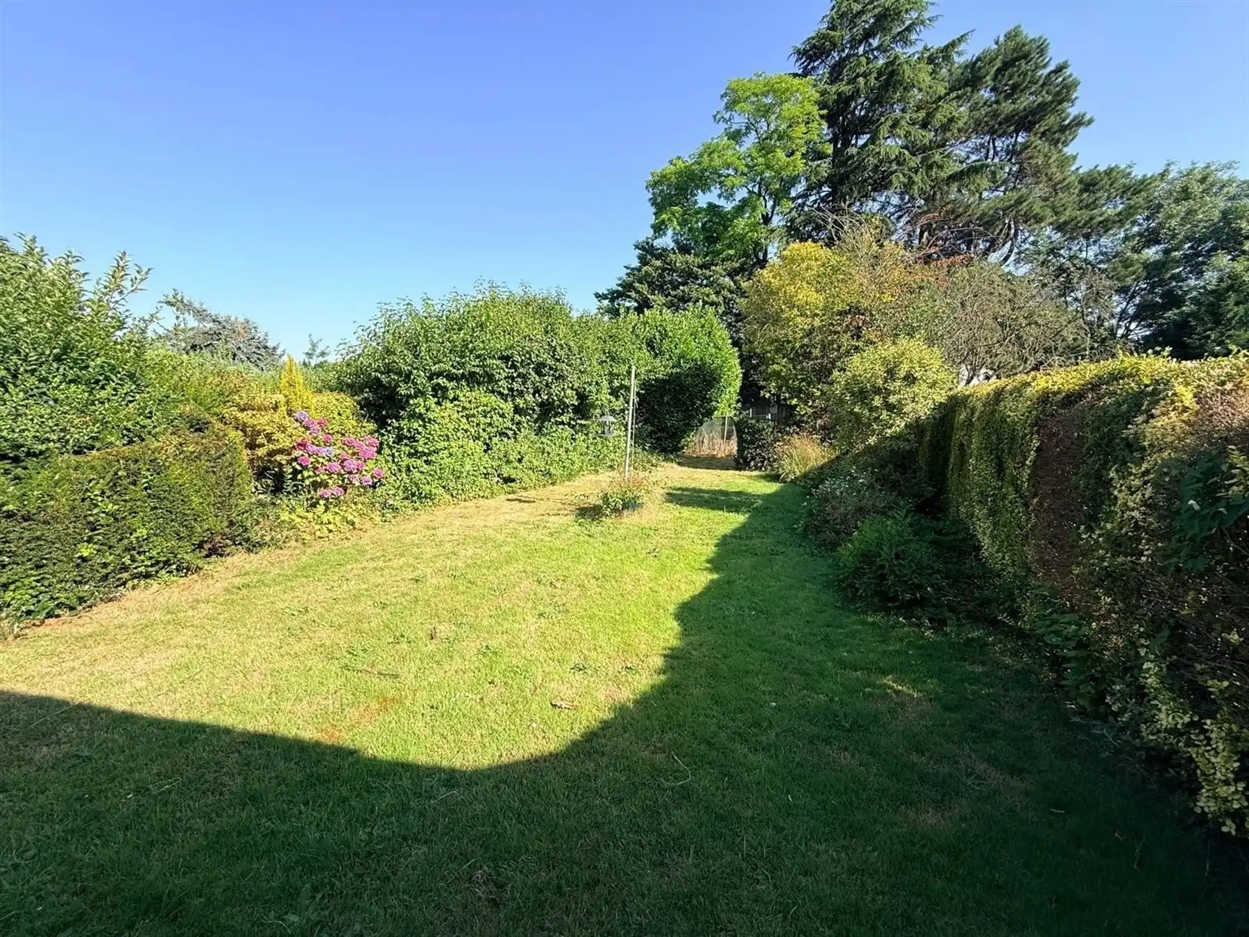 RESIDENTIEEL 3-GEVEL WONING MET MOOIE TUIN foto 16
