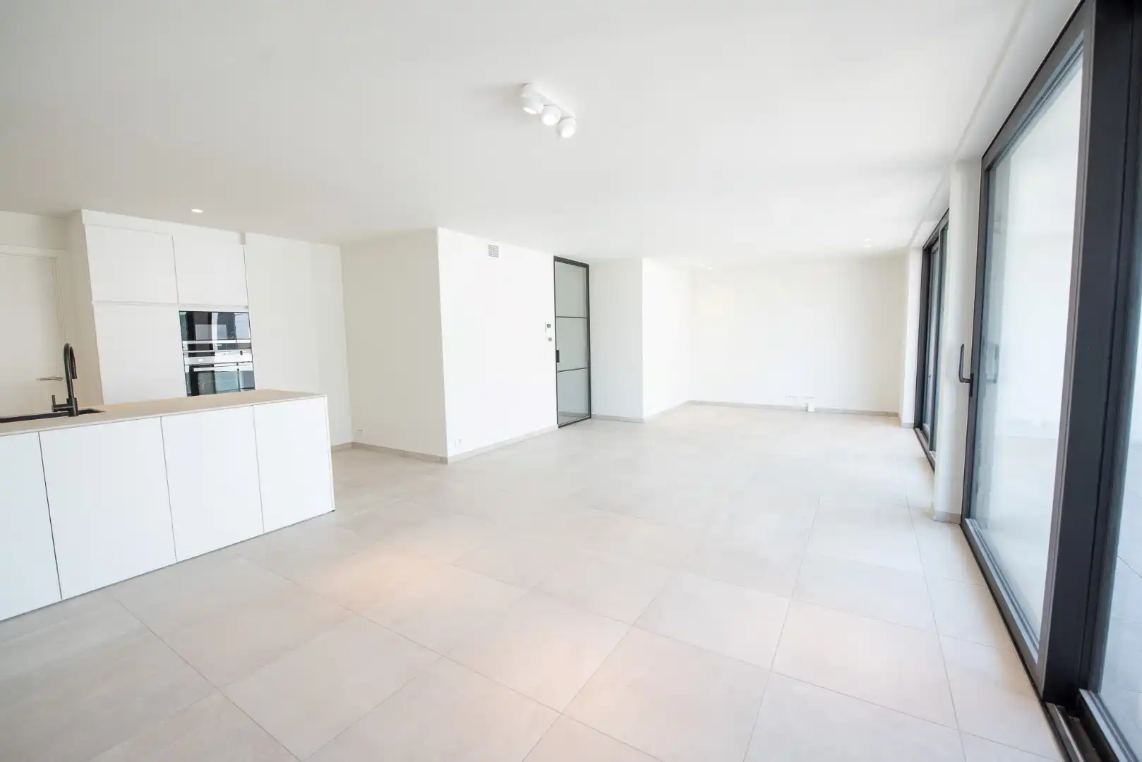 Recent appartement op topligging  TE HUUR in centrum Waregem! foto 9
