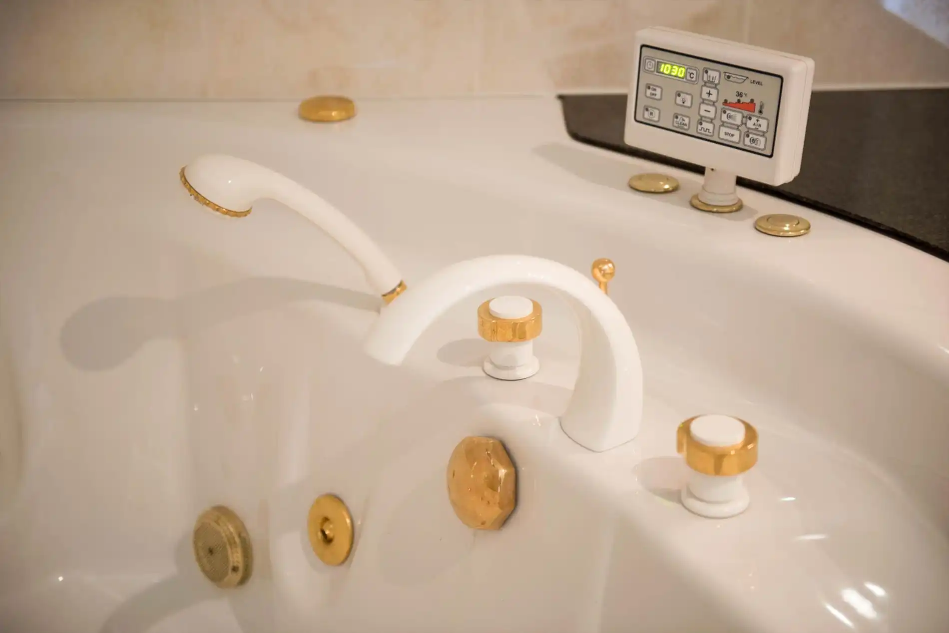 Mooie stijlvilla met kwalitatieve afwerking en zeer verzorgde tuin met oprijlaan. foto 21