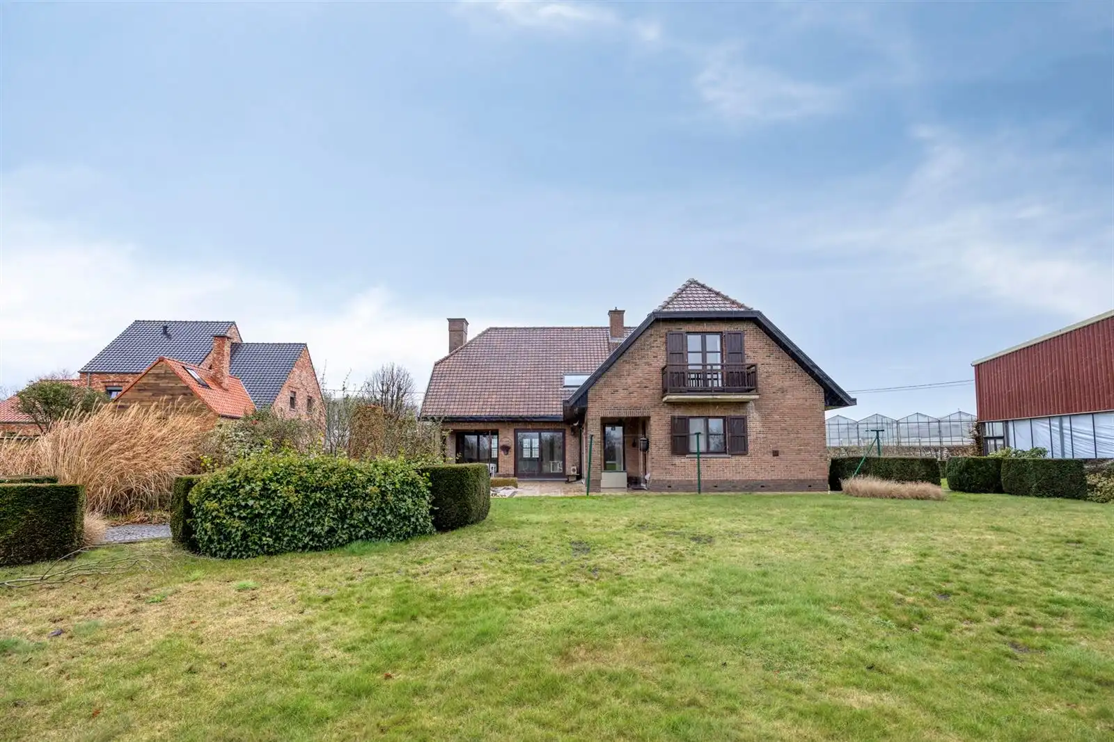 Riante open bebouwing in rustige straat foto 48