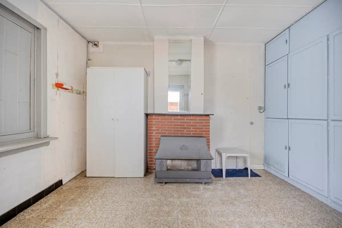 Te renoveren woning met grote garage foto 27