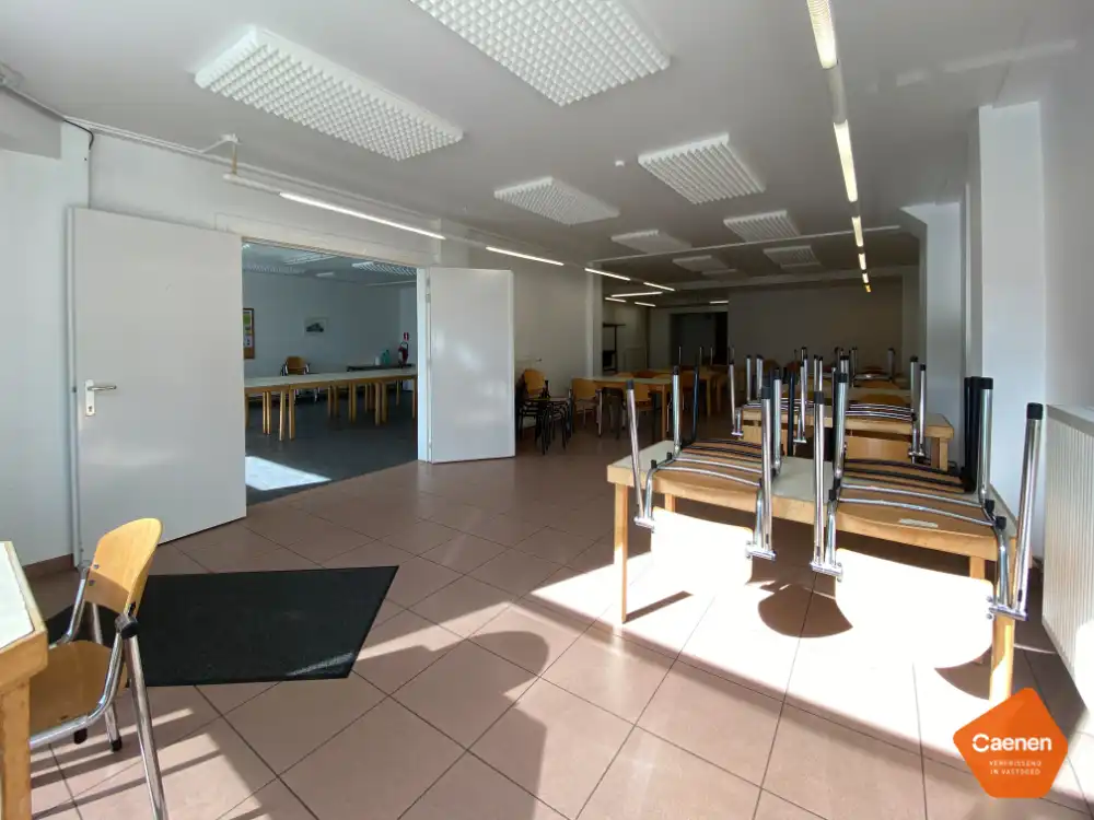 Zeer ruim, lichtrijk handelspand te koop op commerciële locatie! foto 3