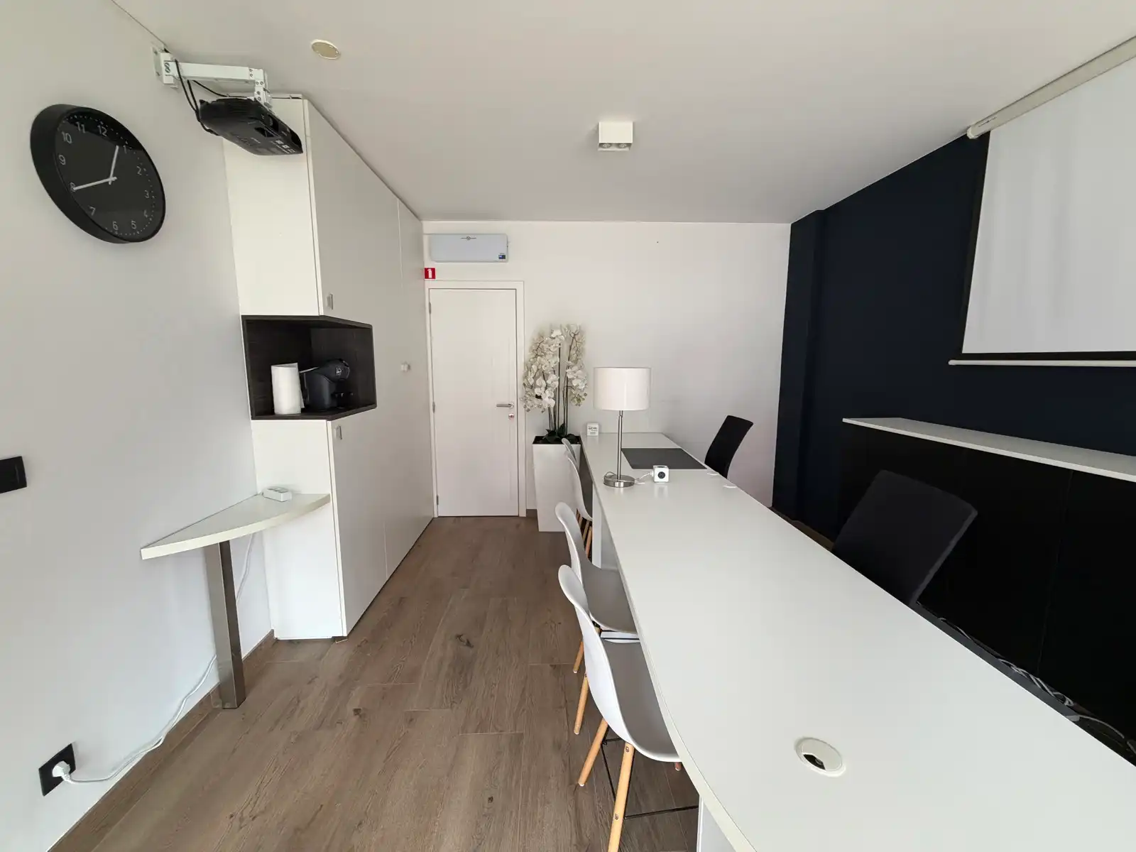 Kantoorruimte op zichtbare locatie + 2x berging foto 3