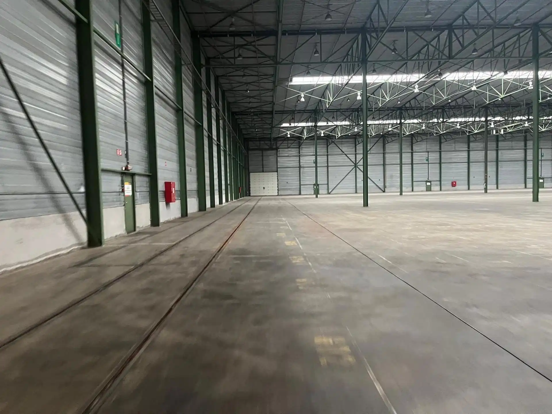 Ca. 8.625m² en 8.625m² magazijnruimten, met los- en laadkades, te huur langs de Noorderlaan.   foto 8