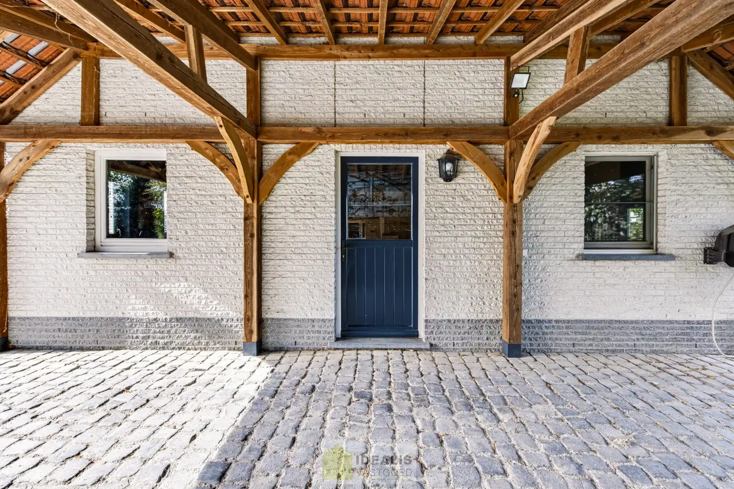 IDEALIS VASTGOED – EEN AANGENAME VRIJSTAANDE WONING MET EEN NIEUWE KEUKEN EN BADKAMER, EEN HEERLIJK RUIME WOONKAMER MET SPEKSTEENKACHEL, EEN EXTRA RUIME VERANDA (VOLLEDIG AF TE SLUITEN MET GLAZEN PUIEN), 3 SLAAPKAMERS, EEN EXTRA MULTIFUNCTIONELE RUIMTE (INGERICHT ALS KANTOOR MET APARTE INGANG) OP EEN RIANT PERCEEL VAN 14A 51CA, VOLLEDIG OMHEIND, VOORZIEN VAN VOLDOENDE PARKEERRUIMTE EN EEN PRACHTIGE CARPORT VOOR 2 WAGENS! foto 8