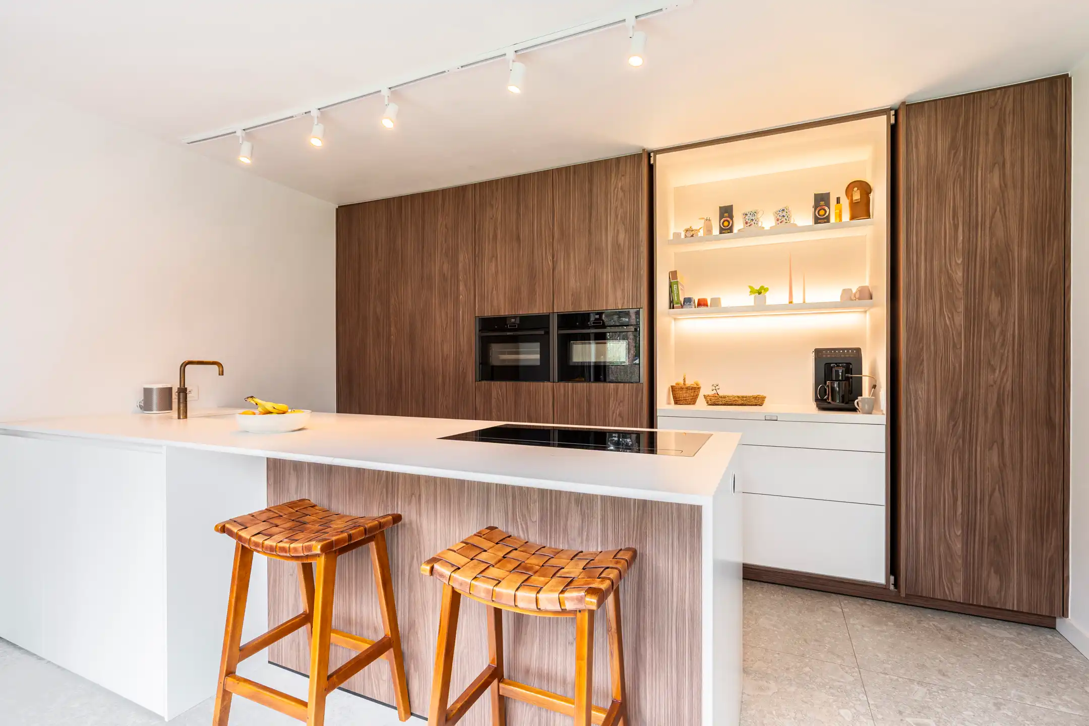Ruime, recent gerenoveerde villa met 5 slpks op 2.430 m² foto 6