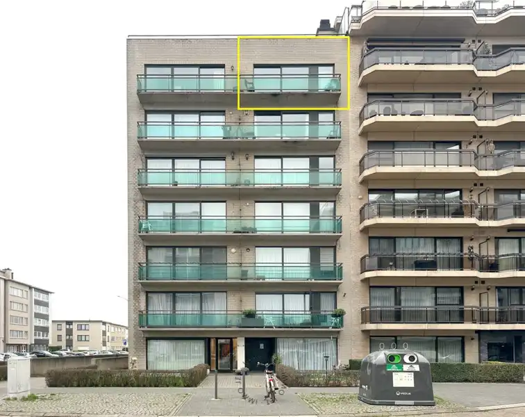 Lichtrijk appartement met twee slaapkamers, terras en ondergrondse autostaanplaats foto {{pictureIndex}}