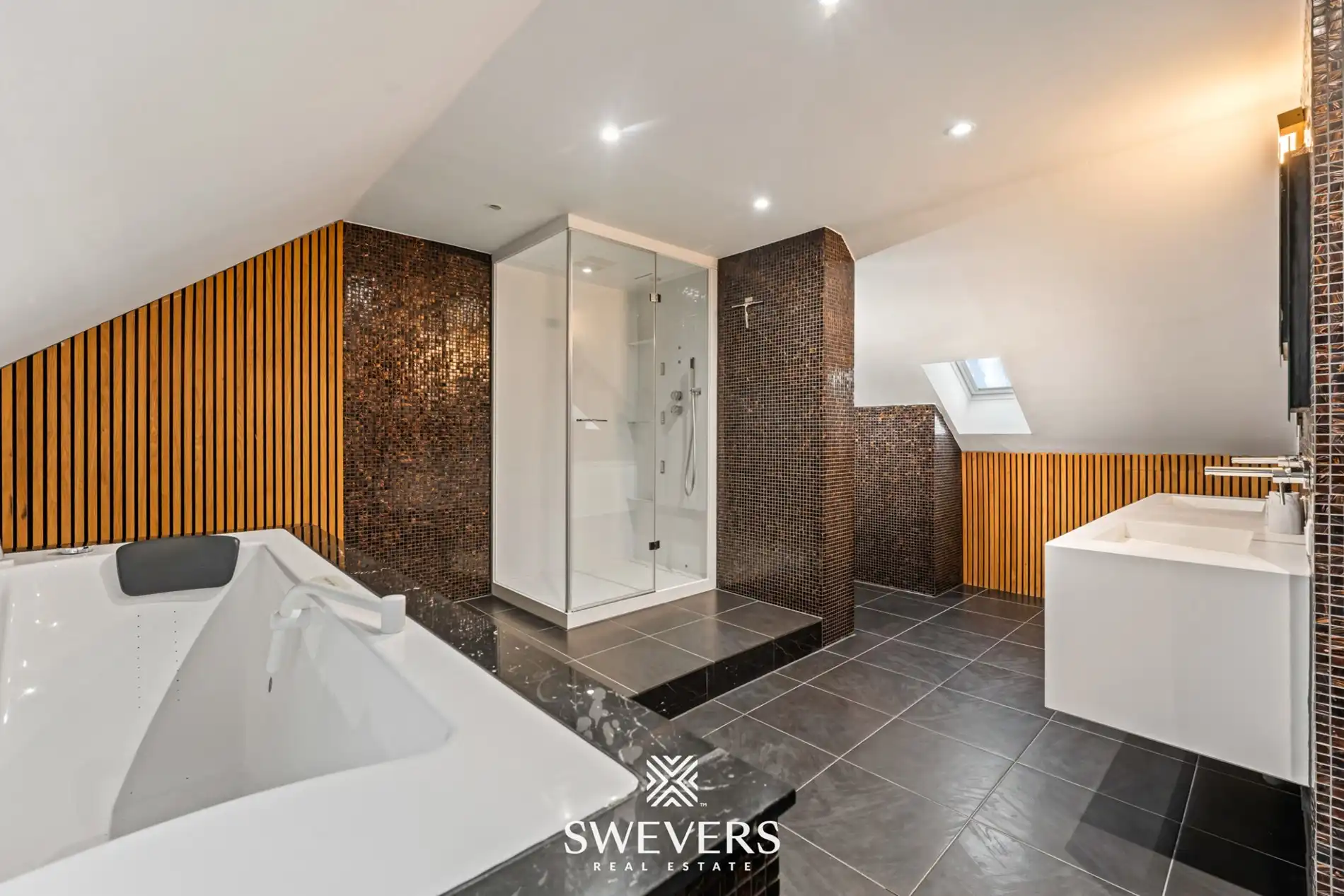 Exclusief gerenoveerde stadswoning met garage en drie terrassen in hartje Hasselt foto 37