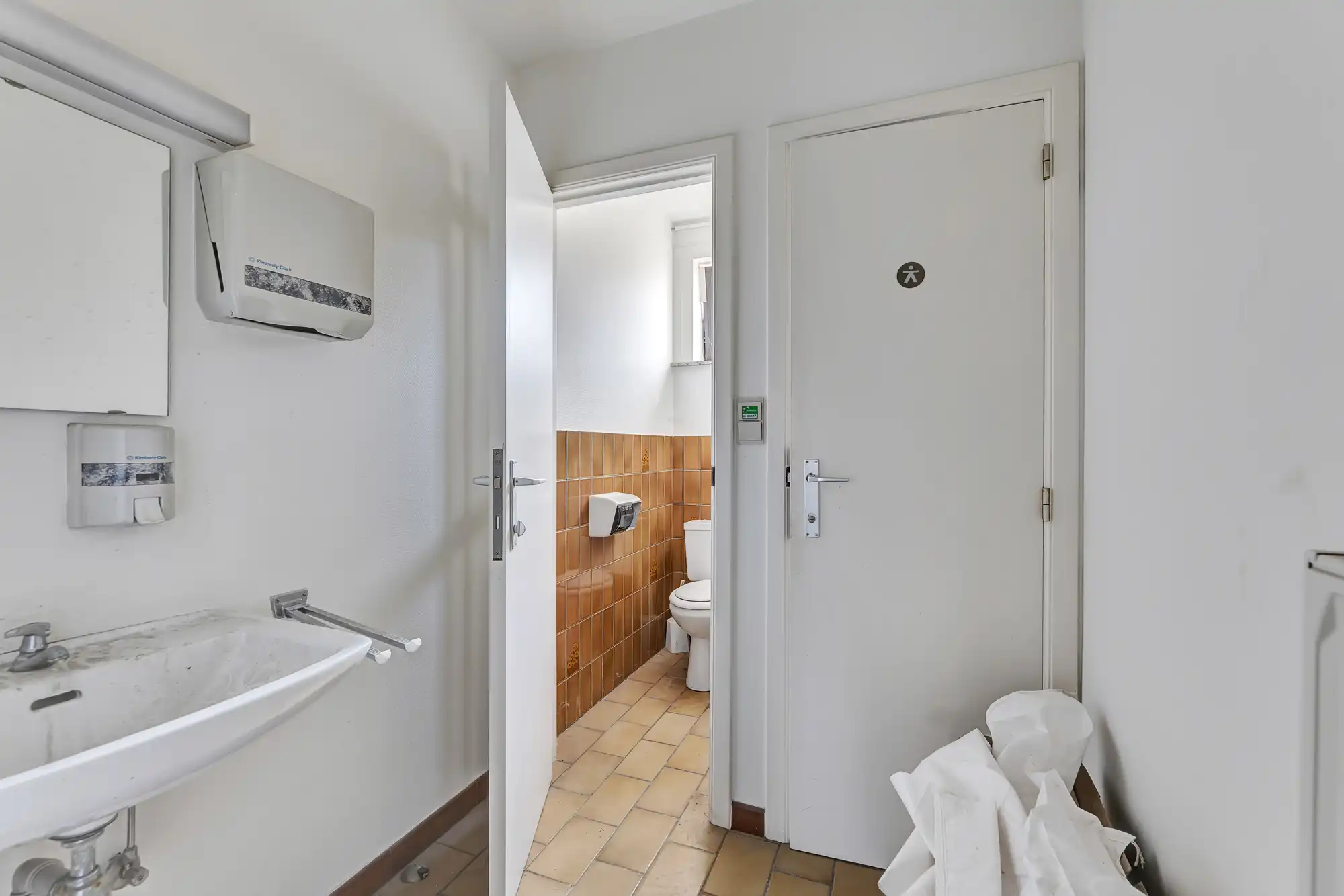 Ruim handelspand met ingebouwde kluis te koop in Moorsel foto 10