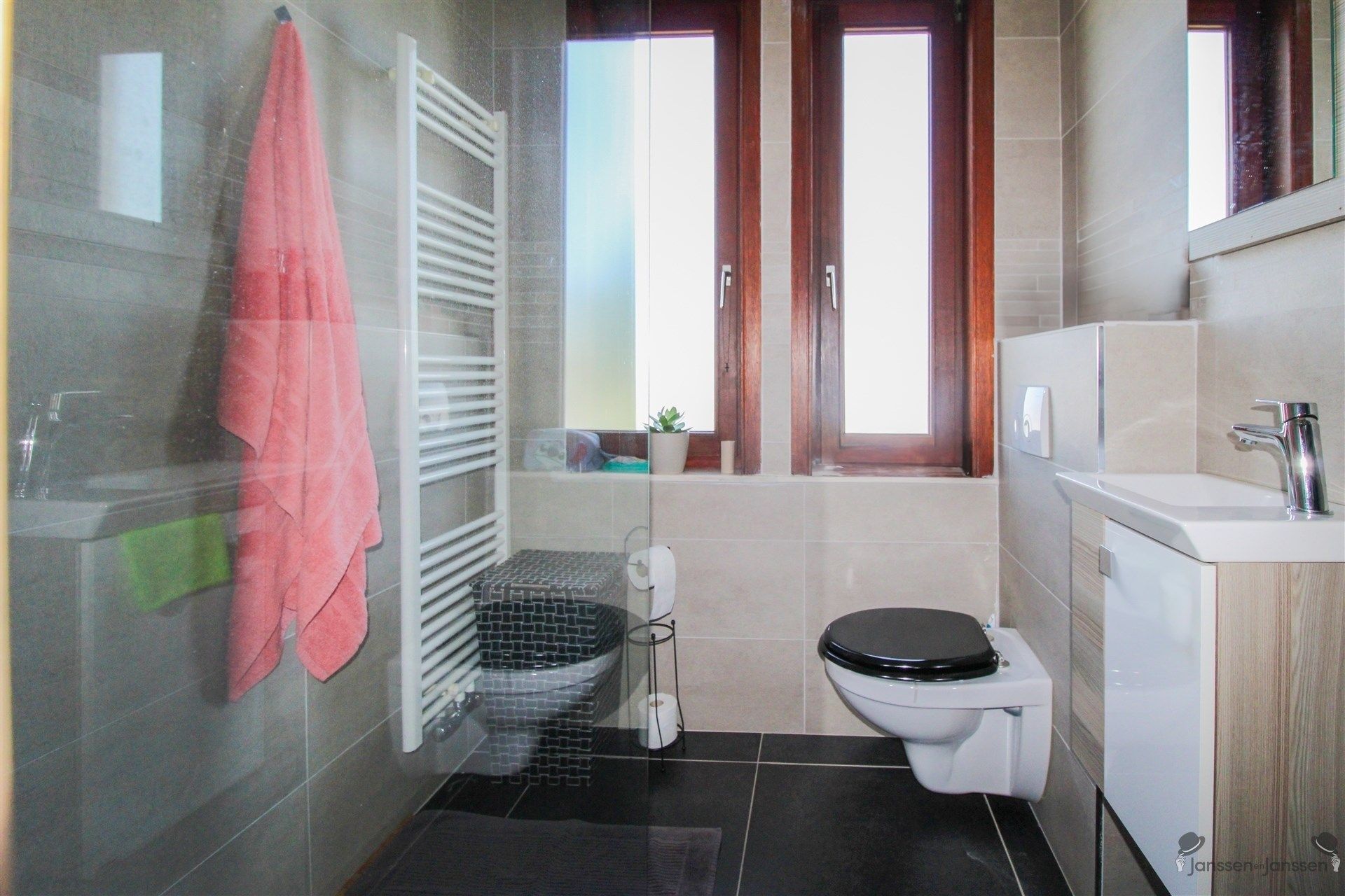 Instapklare woning met 3 slpks, garage en tuin foto 12