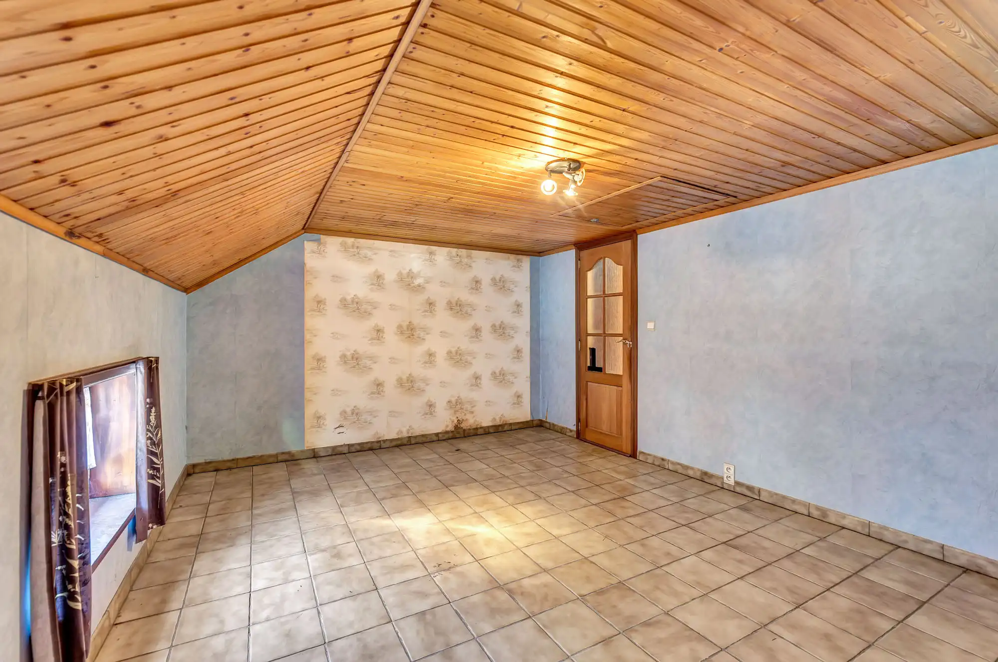 Te renoveren woning met garage en tuin foto 14