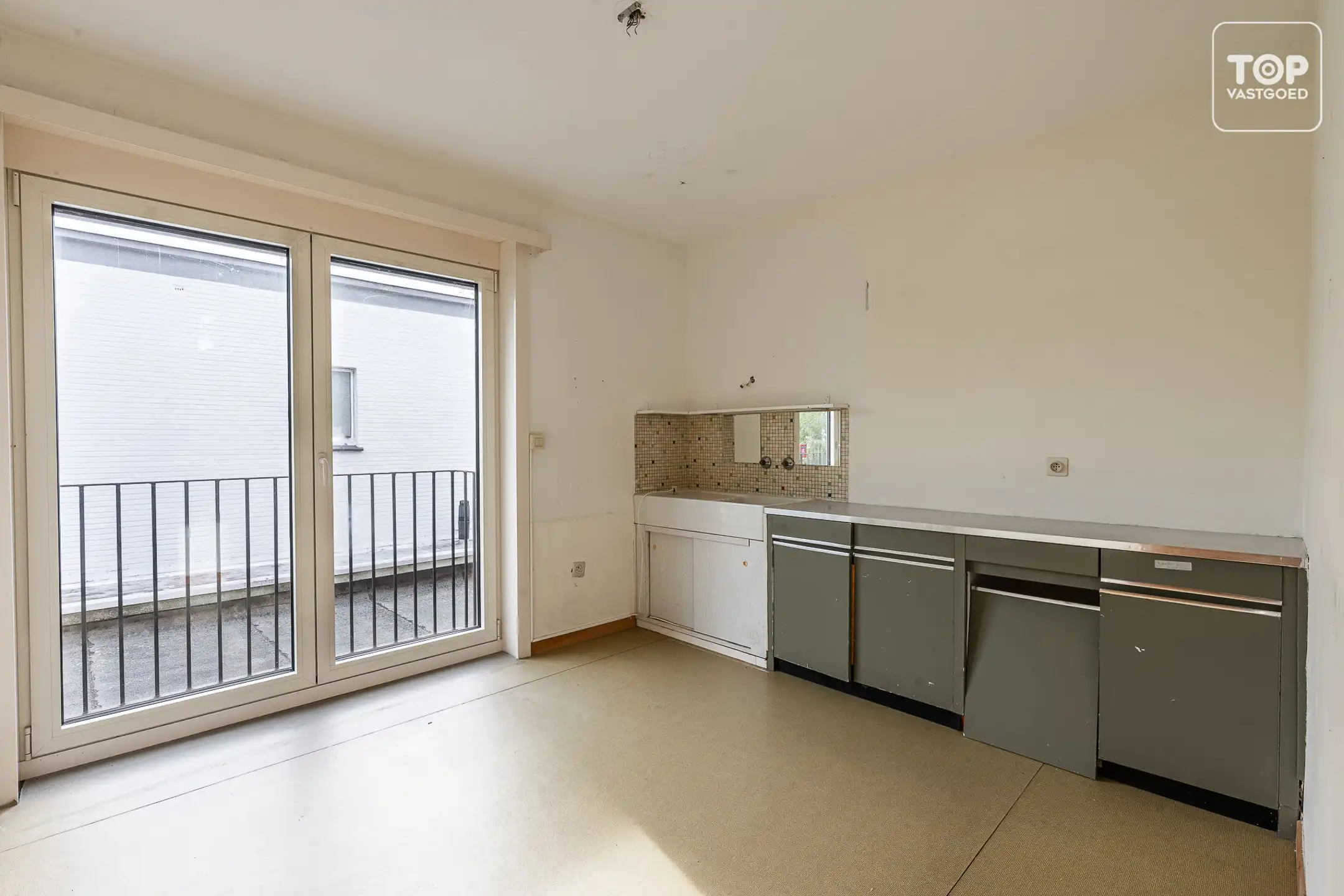 Ruime te renoveren woning met 4 slaapkamers op toplocatie foto 15