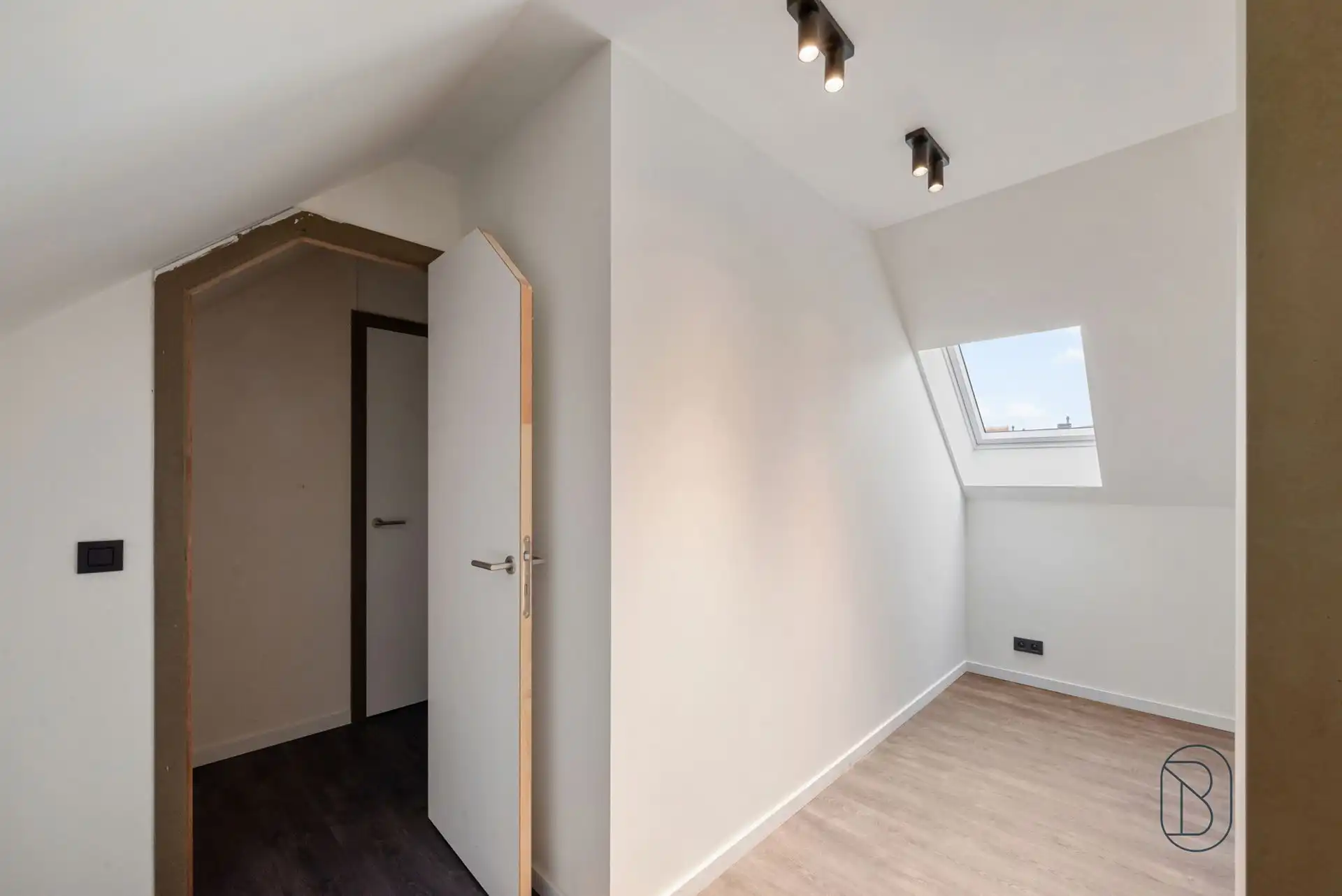 Topgelegen stijlvolle kwalitatieve nieuwbouw met zwembad. foto 21