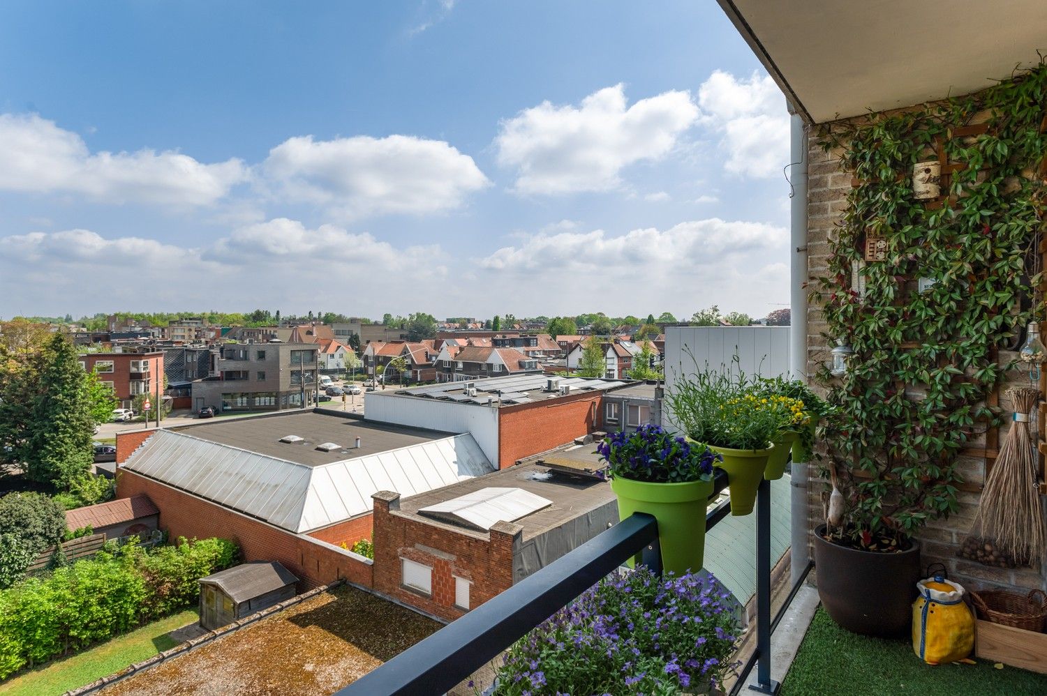 Mooi en ruim appartement op de vierde verdieping met 2 slaapkamers en terras te Deurne-Zuid! foto 3
