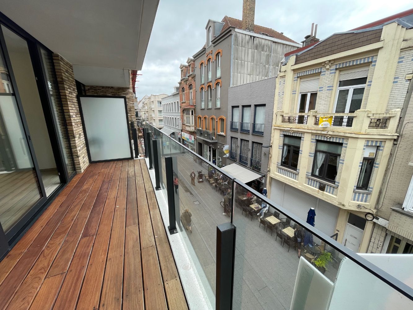 Mooi instapklaar appartement op het tweede verdiep met zicht op het pittoreske kerkplein. Midden in het commercieel centrum en op wandelafstand van de zee. foto 6