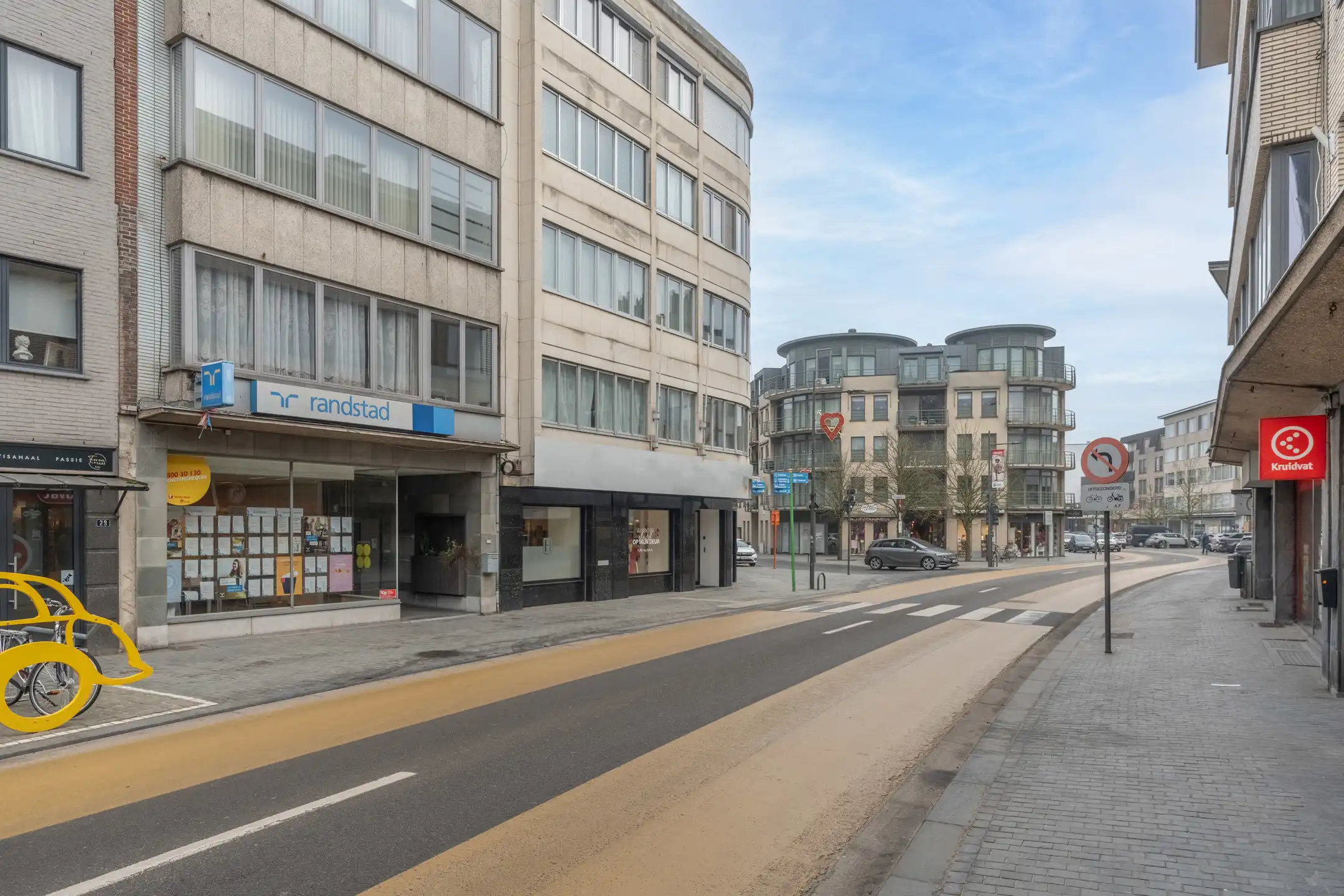 Centraal gelegen kantoorruimte op ideale locatie te Mol. foto {{pictureIndex}}