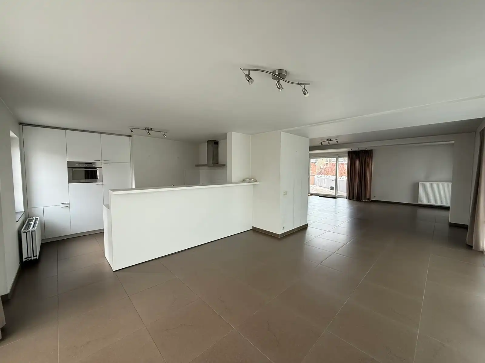 Ruim en lichtrijk duplex appartement op de eerste en tweede verdieping met groot terras in het centrum van Tielt. foto {{pictureIndex}}