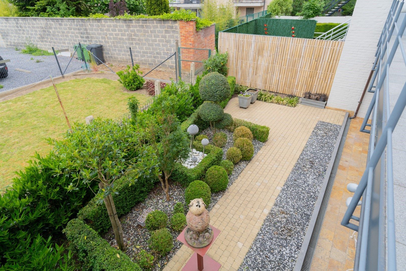 Bijzonder ruime en zeer nette stadswoning met garage en tuin op een steenworp van de Markt foto 15