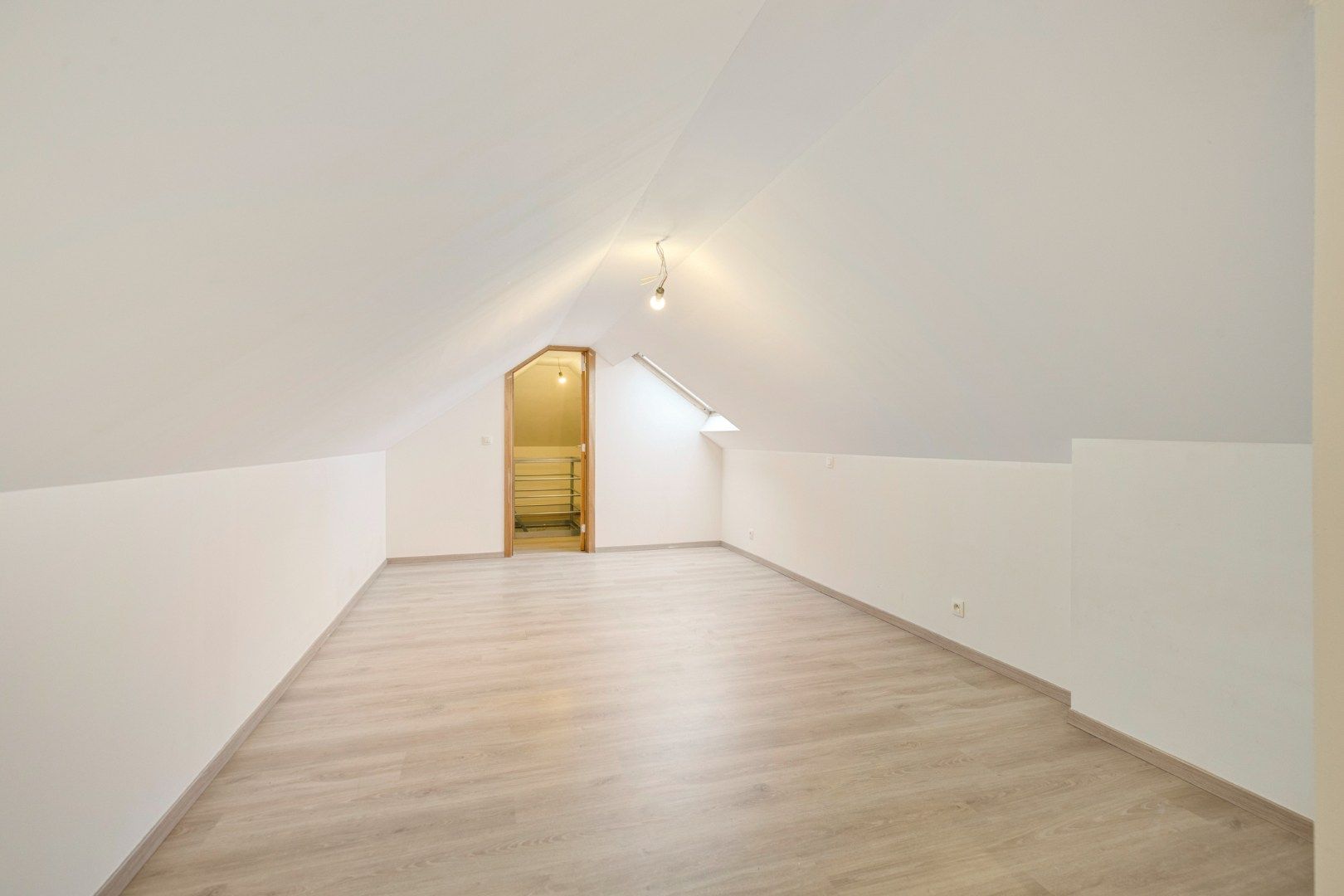 Zeer degelijke villa op 947 m² in het centrum van Rekkem! foto 12