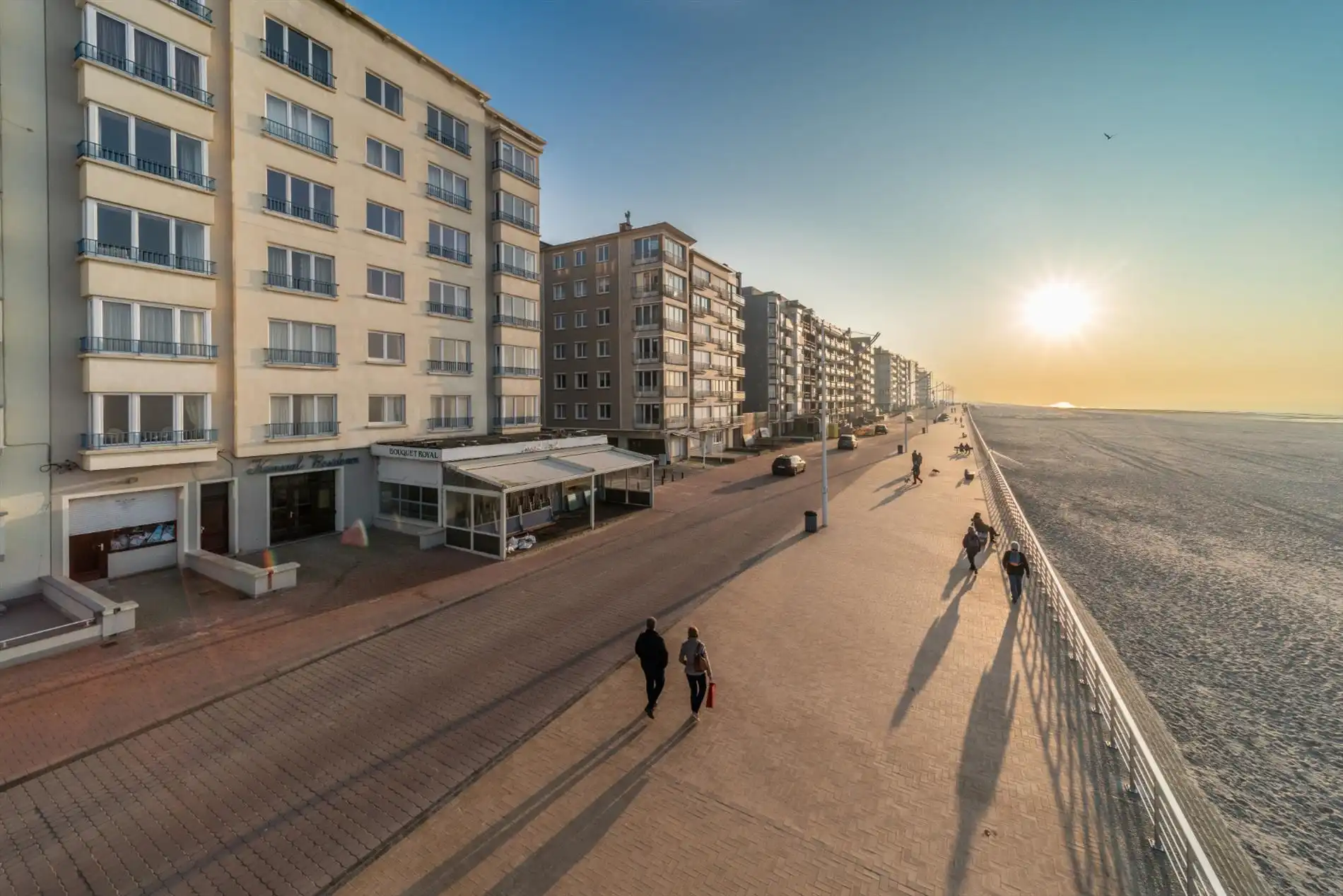 Te renoveren appartement met frontaal zeezicht - garage mogelijk foto 2