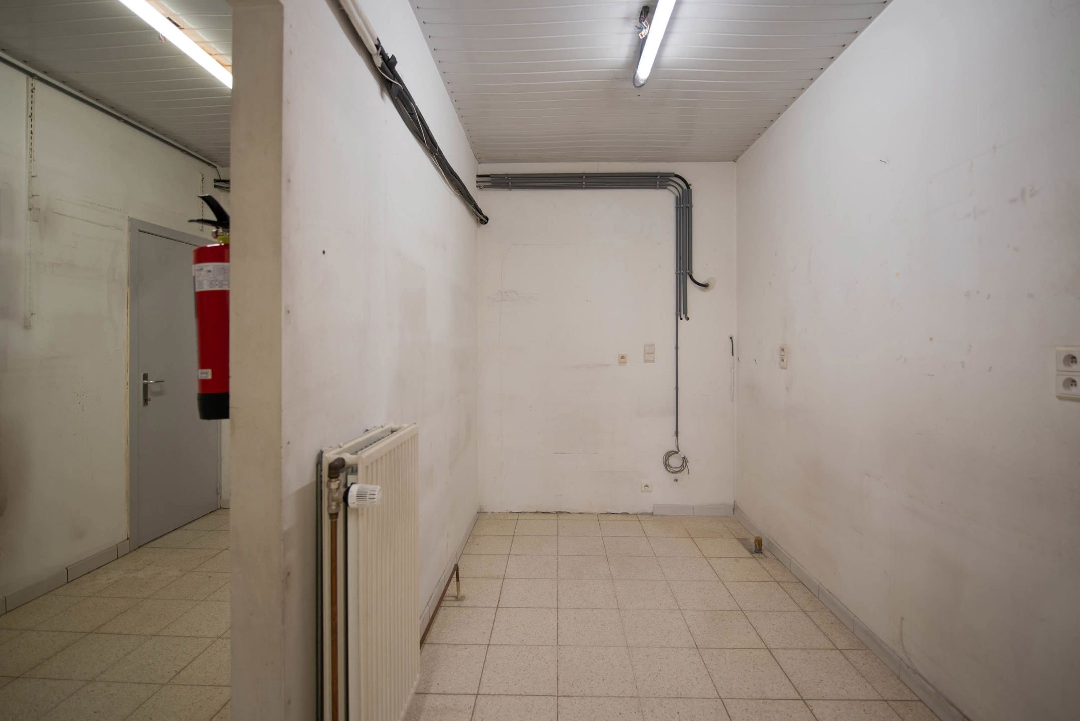 Centraal gelegen handelspand met parking.  foto 9