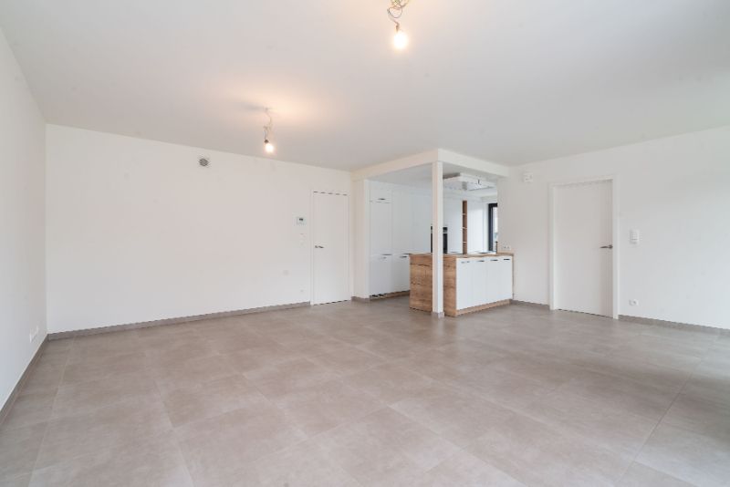 Dit appartement is gelegen langsheen de Langerbrugsestraat te Evergem. foto 3