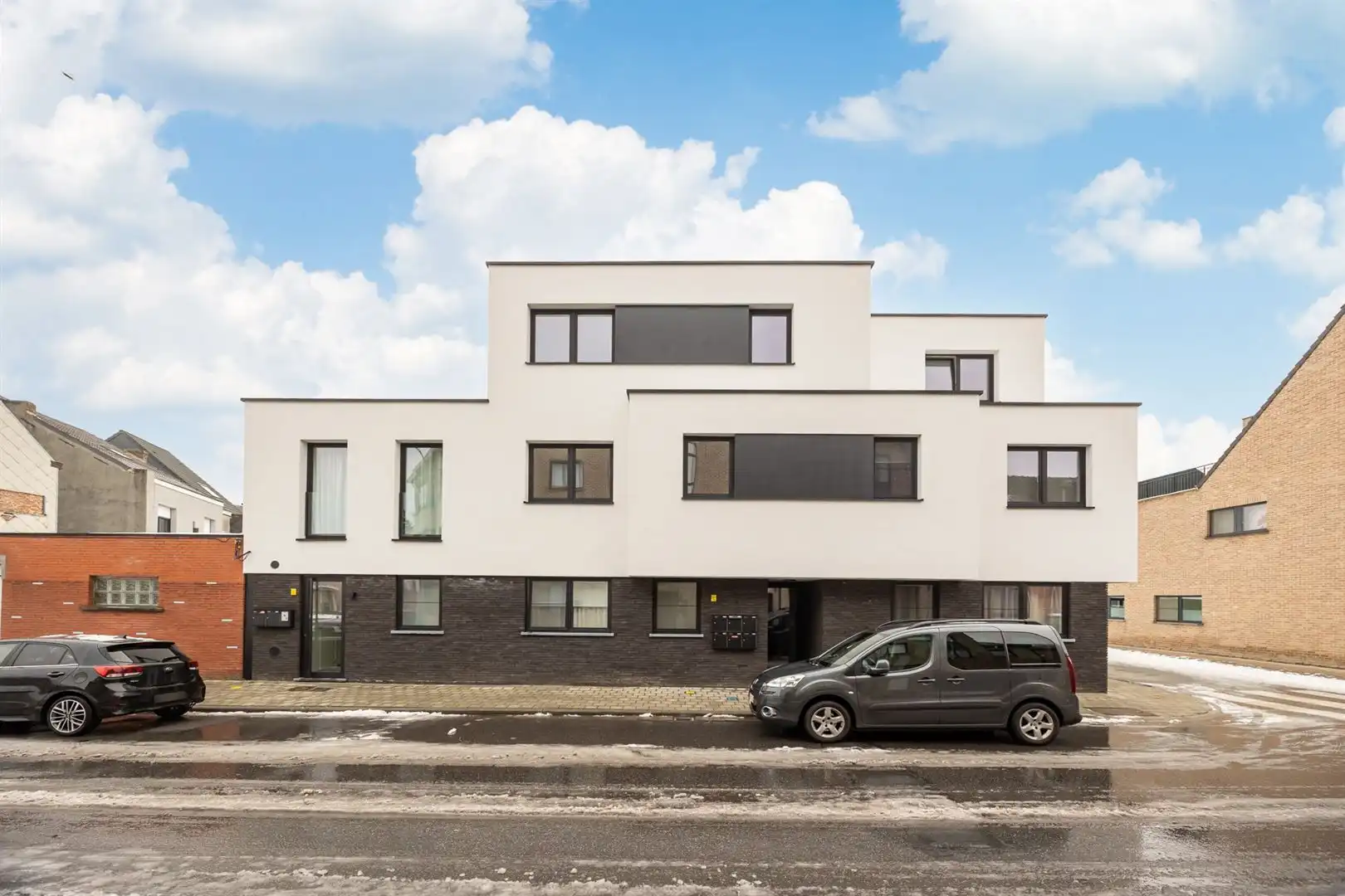 Modern nieuwbouwappartement met 2 slaapkamers, terras & overdekte autostaanplaats foto {{pictureIndex}}