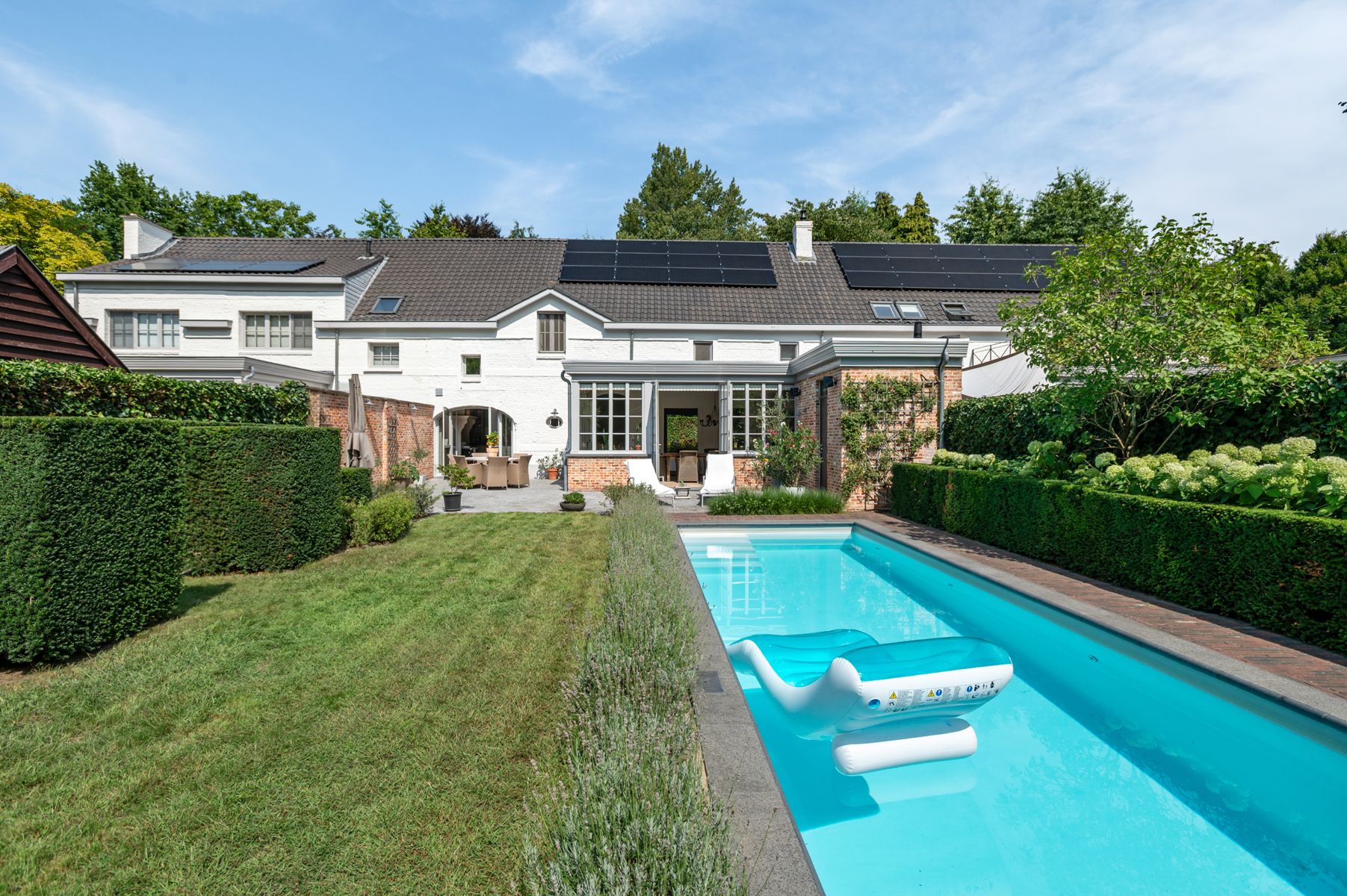 UNIEKE INSTAPKLARE WONING MET ZWEMBAD foto {{pictureIndex}}