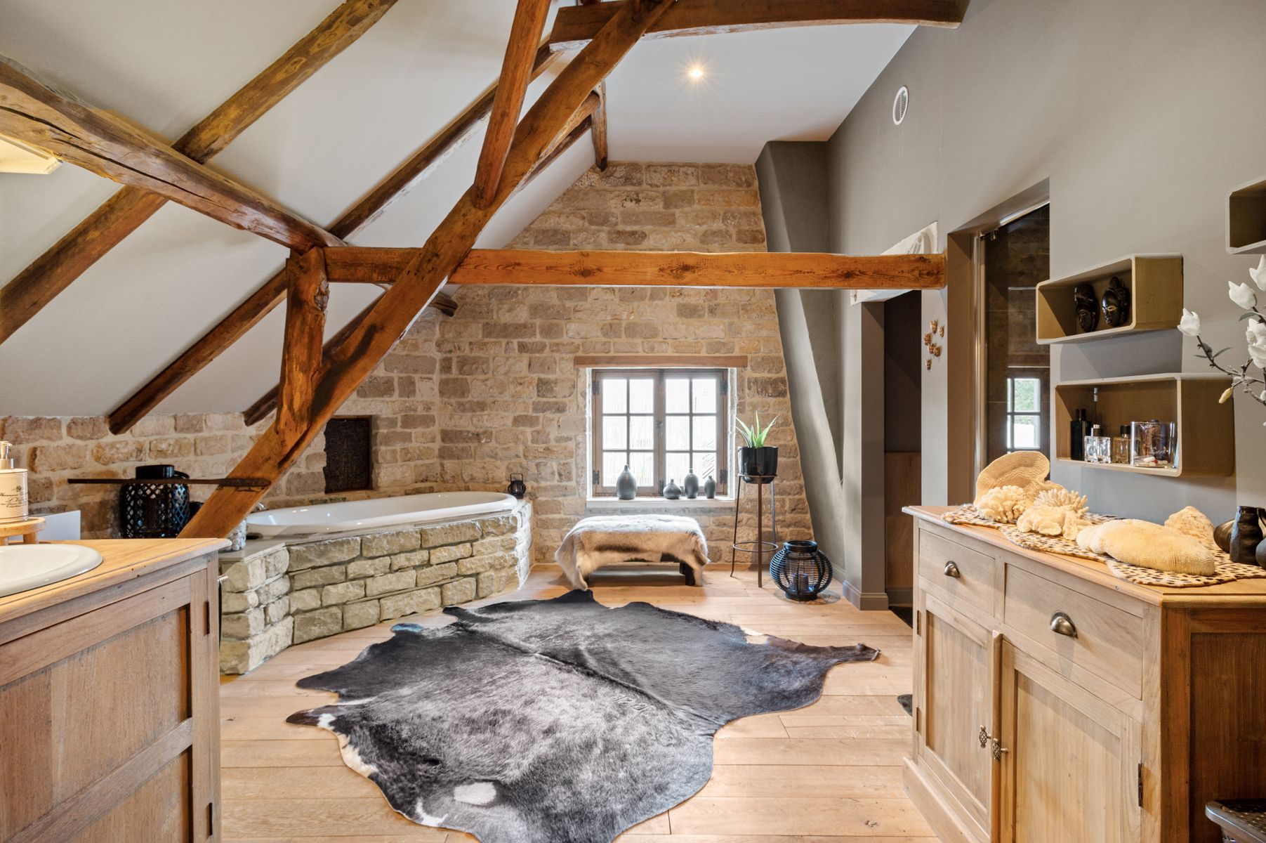 Gerenoveerde hoevewoning met praktijk en paardenstallen.  foto 23