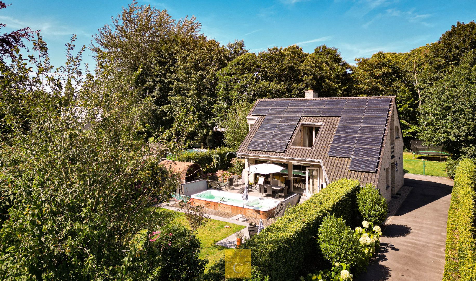 ruime villa op een zonnig perceel aan de rand van het bos, heel veel privacy, met zwemspa en barrelsauna, grote garage, perceel 1050 m2 foto {{pictureIndex}}