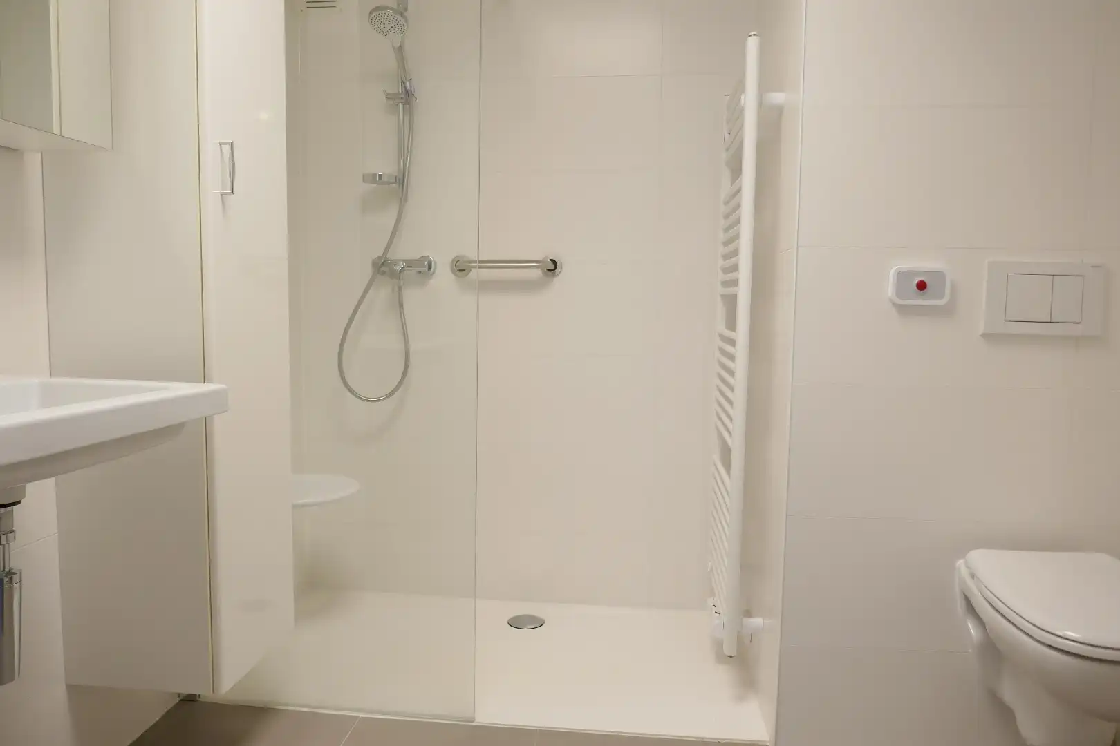 Gerenoveerde serviceflat midden het groen in Assebroek. foto 16